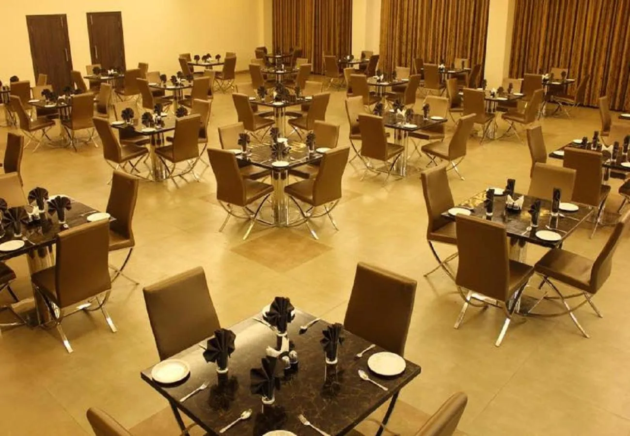 Restaurant/places to eat in Khanvel Resort