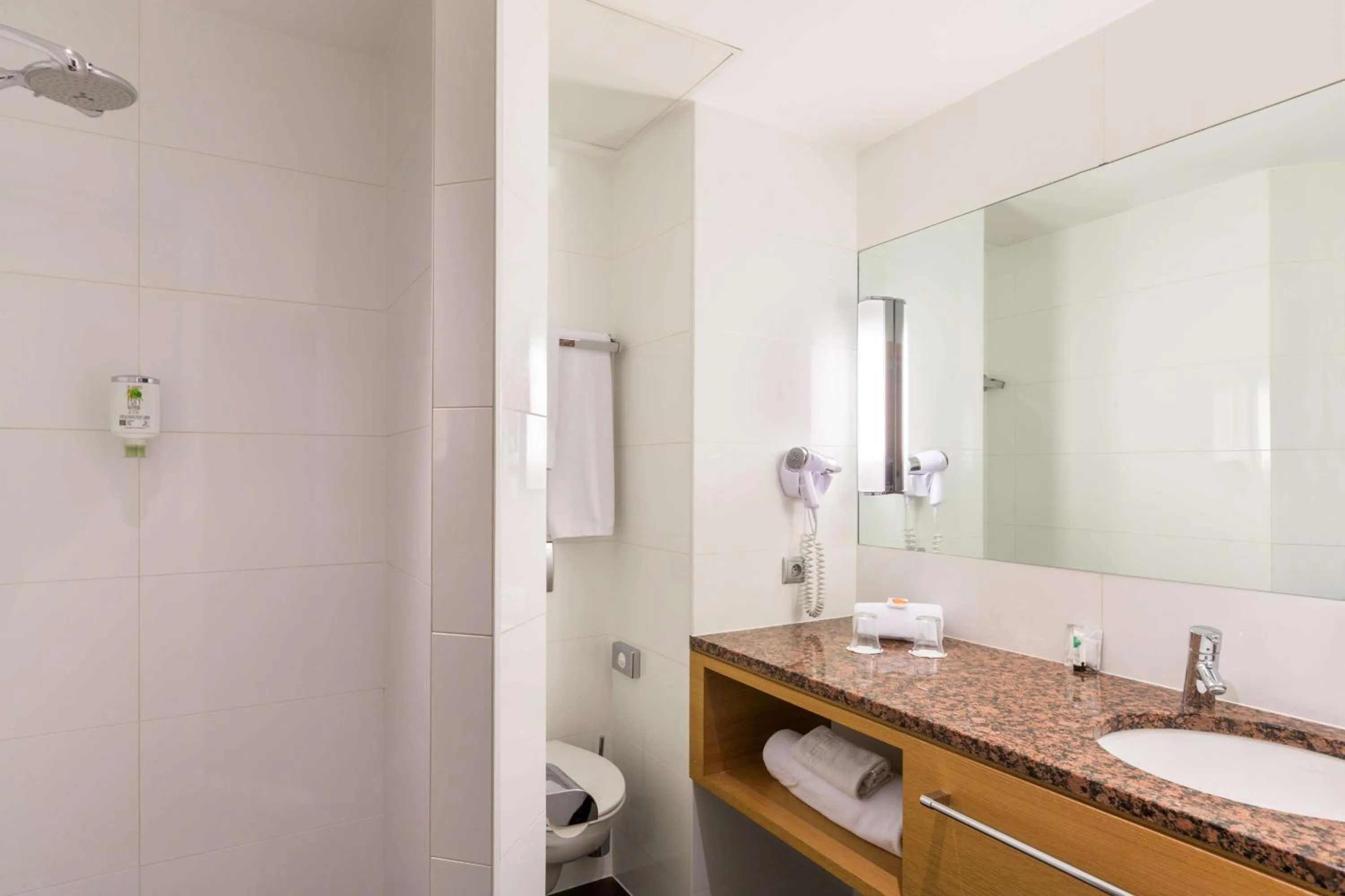 Bathroom in Best Western Plus Monopole Métropole