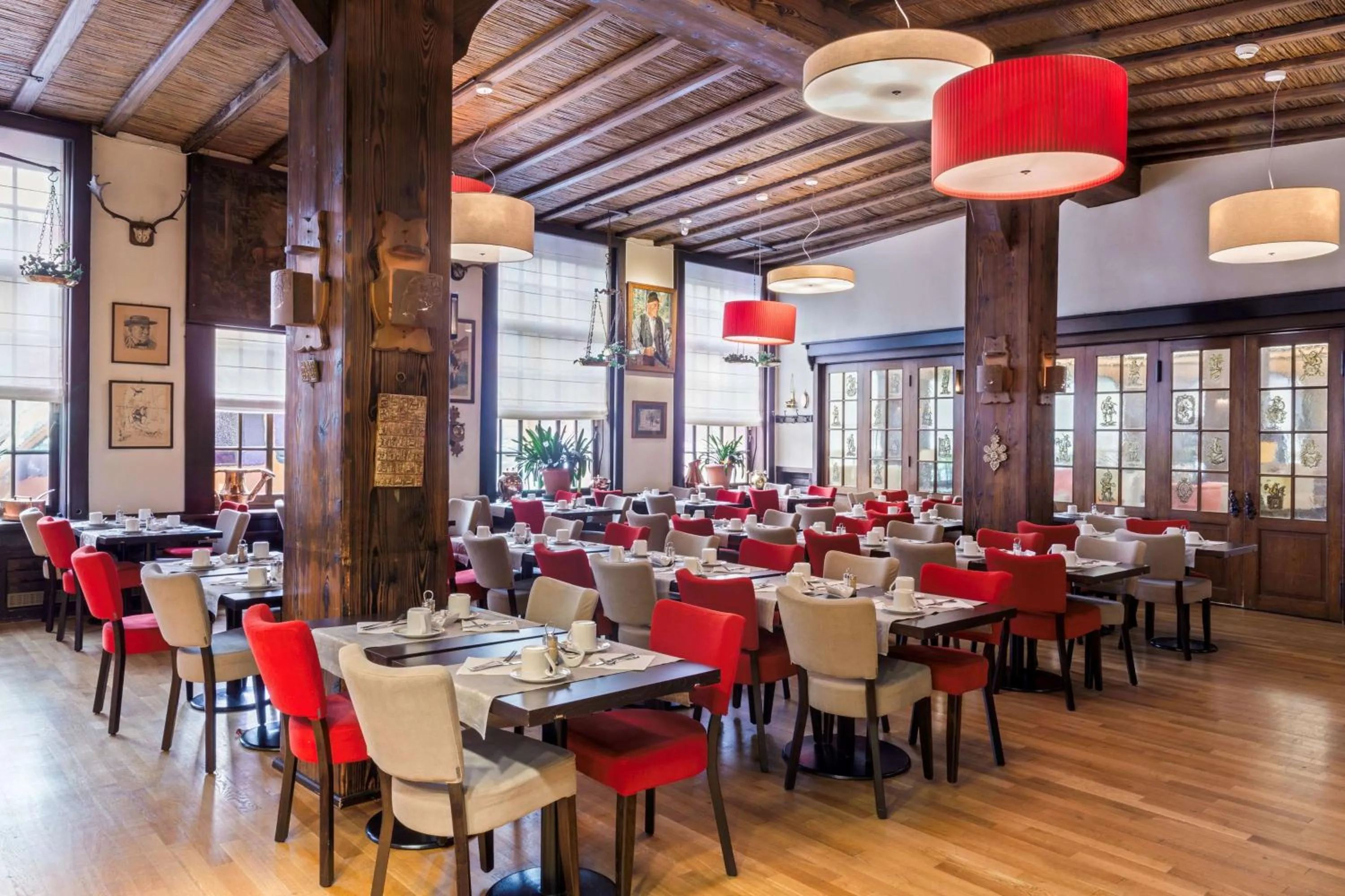 Restaurant/places to eat in Best Western Plus Monopole Métropole