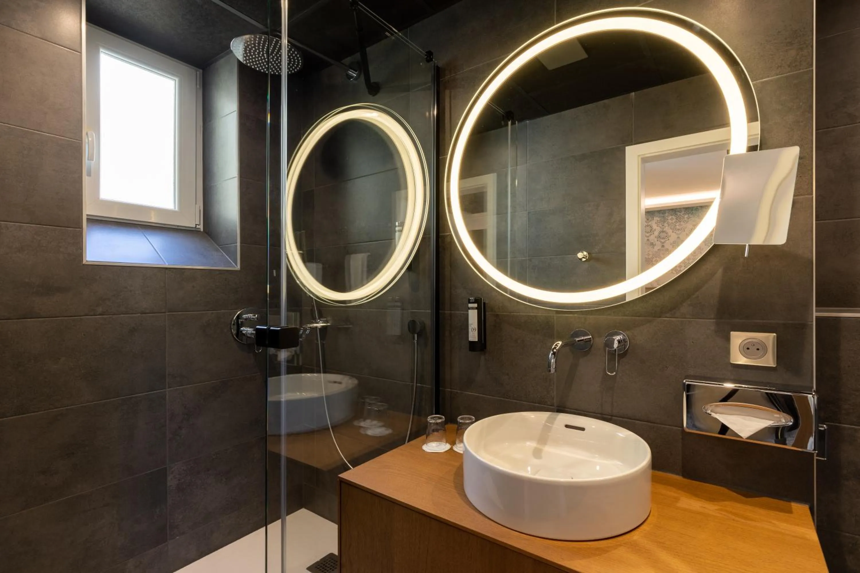 Shower in Best Western Plus Monopole Métropole