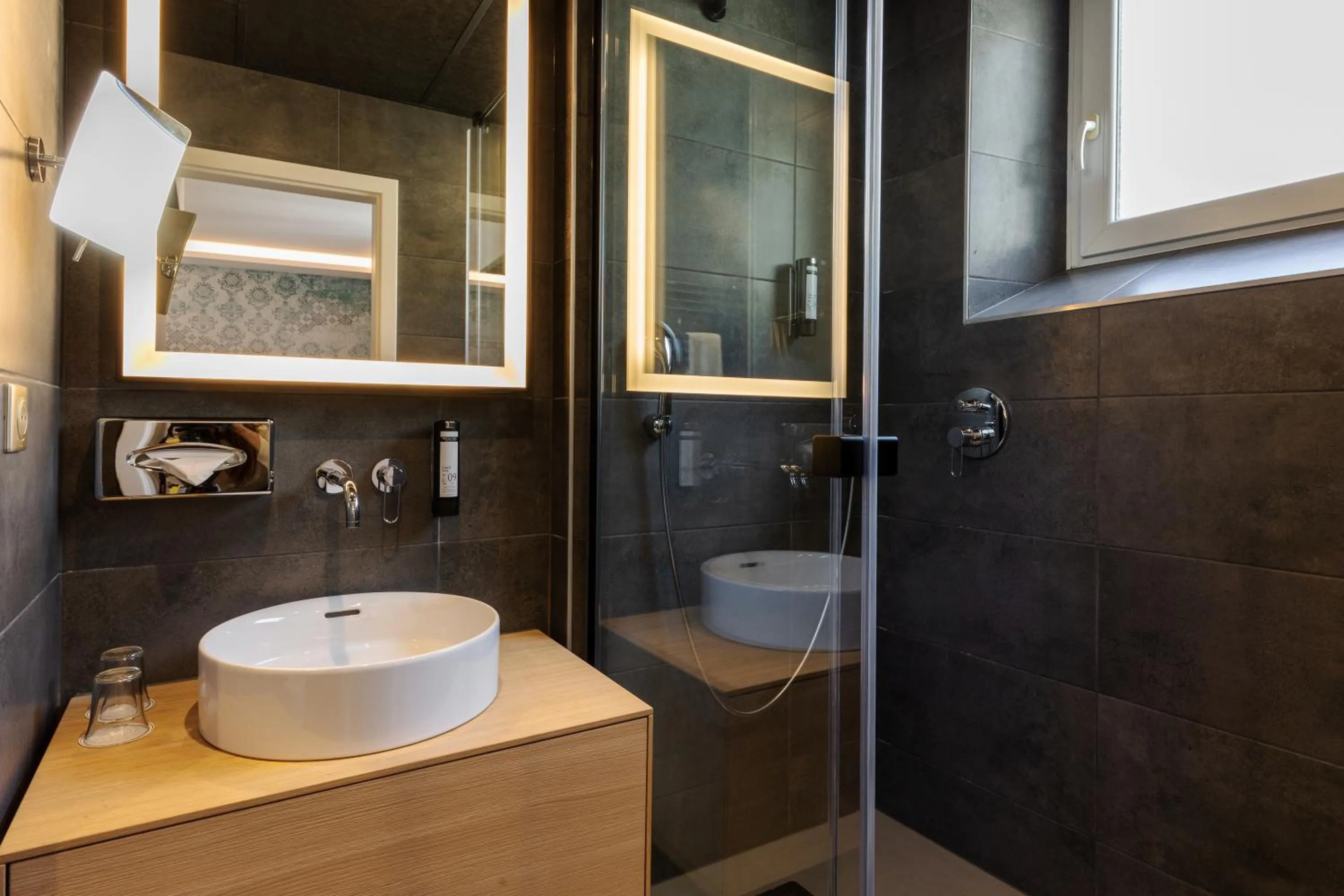 Shower in Best Western Plus Monopole Métropole