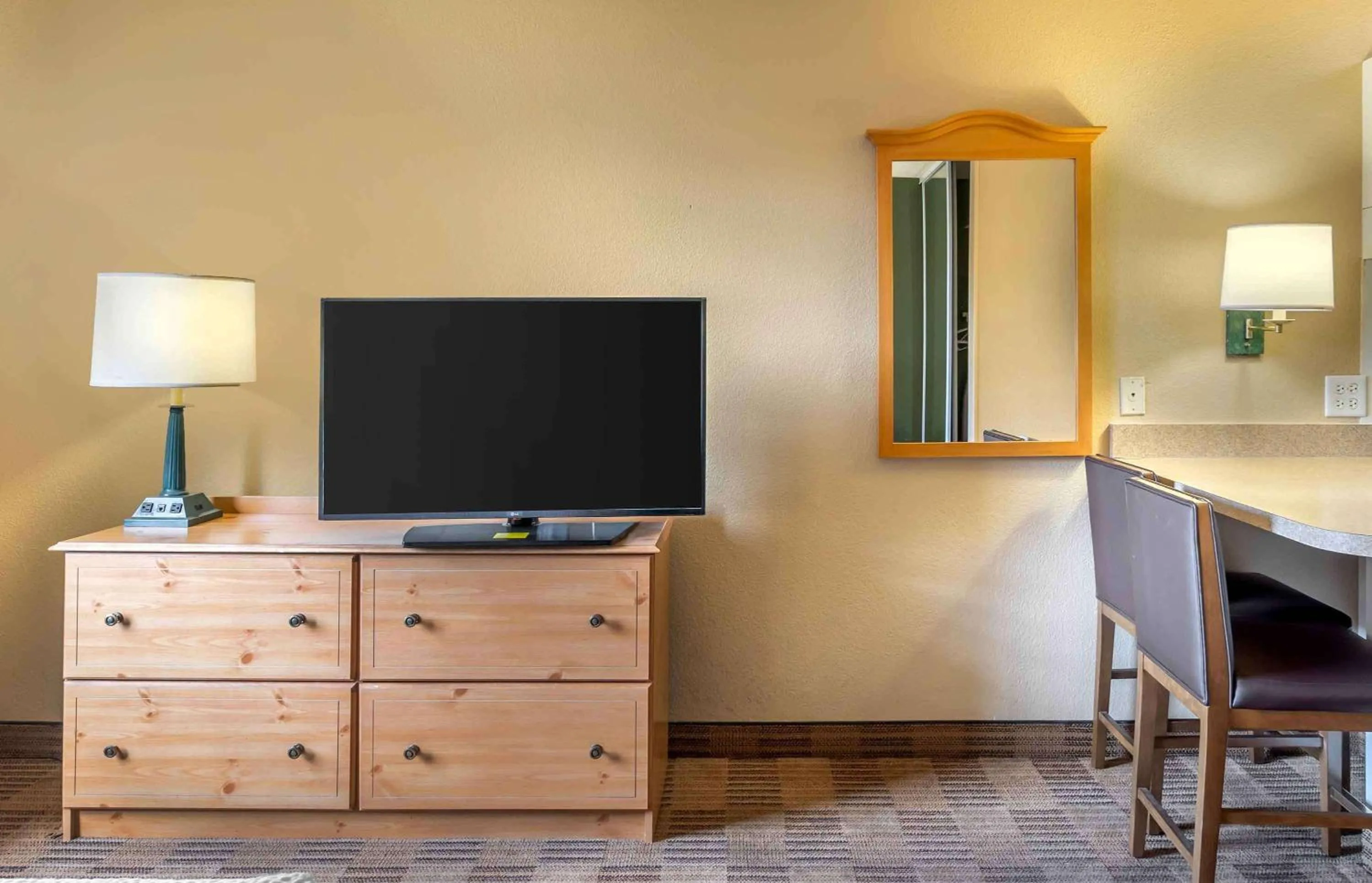 Bedroom in Extended Stay America Select Suites - Chicago - Westmont - Oak Brook