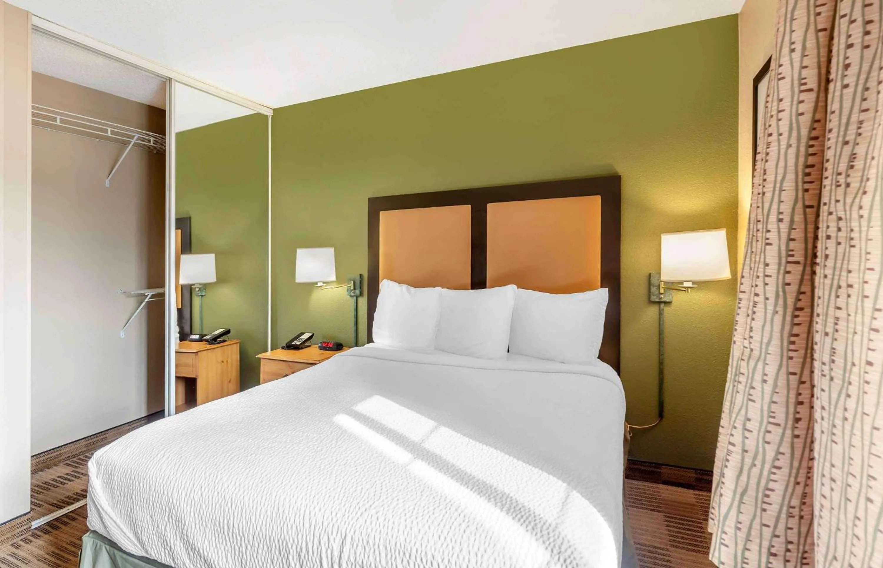 Bedroom, Bed in Extended Stay America Select Suites - Chicago - Westmont - Oak Brook