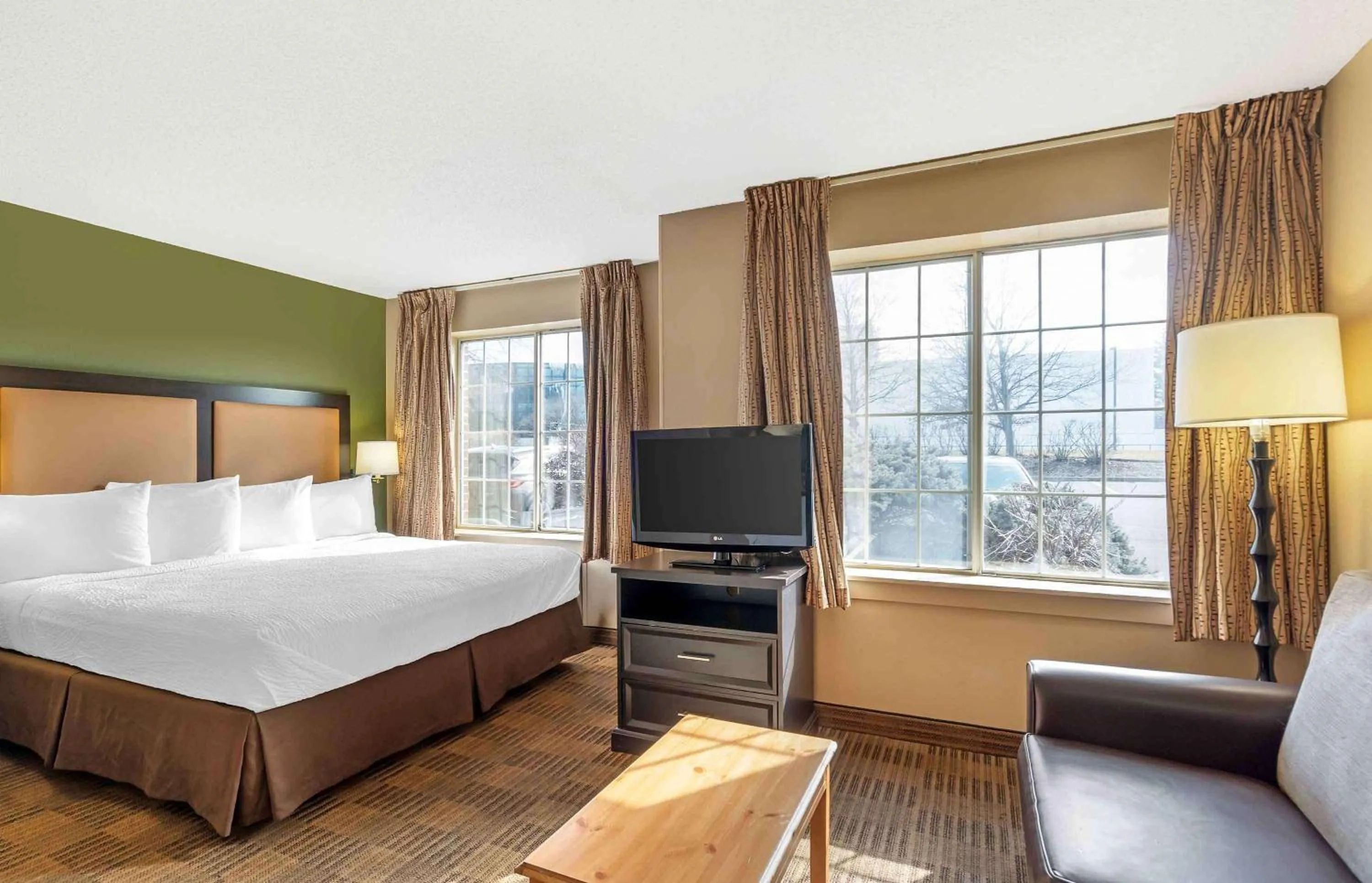 Bedroom, Bed in Extended Stay America Select Suites - Chicago - Westmont - Oak Brook