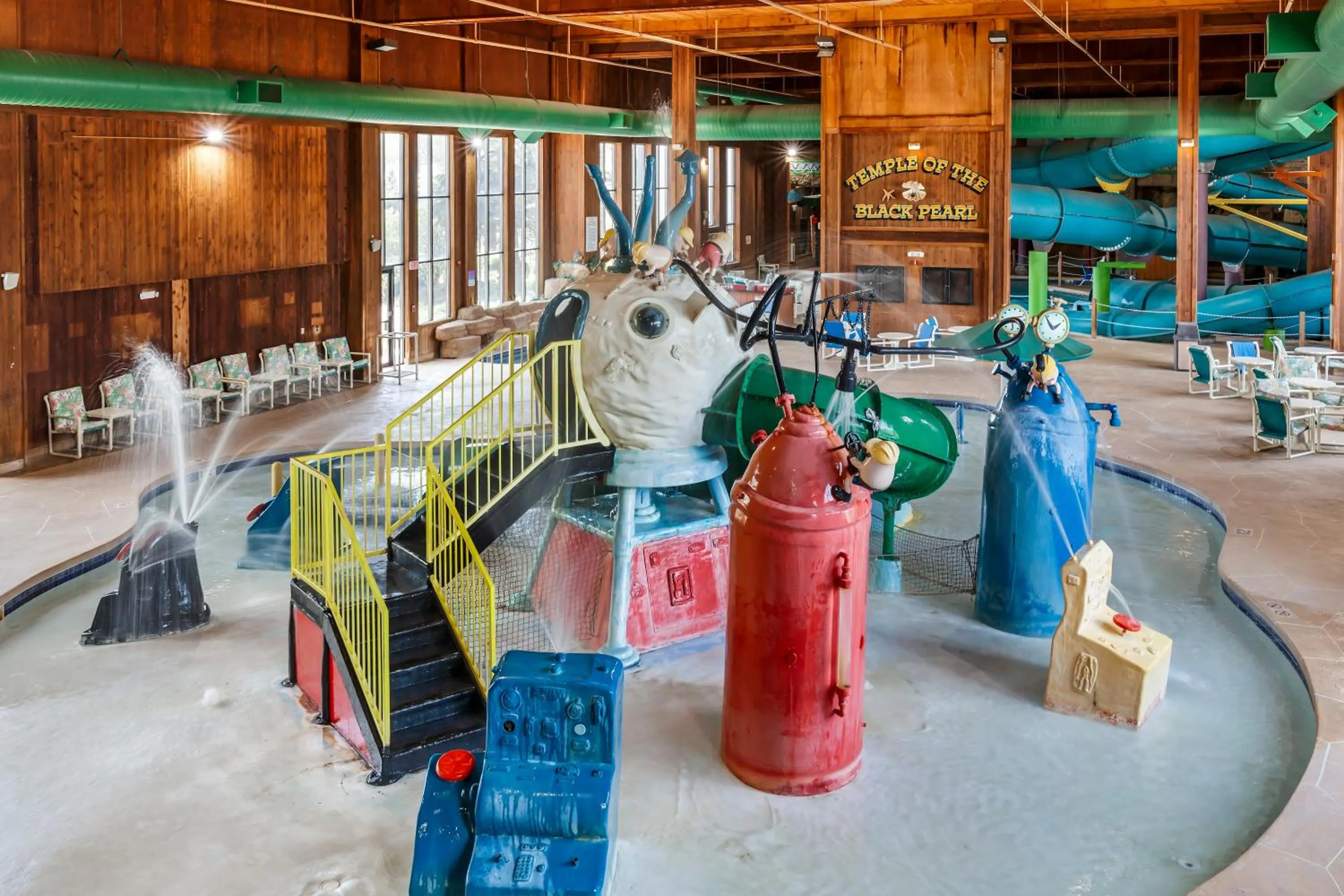 Swimming pool in Polynesian Hotel & Suites