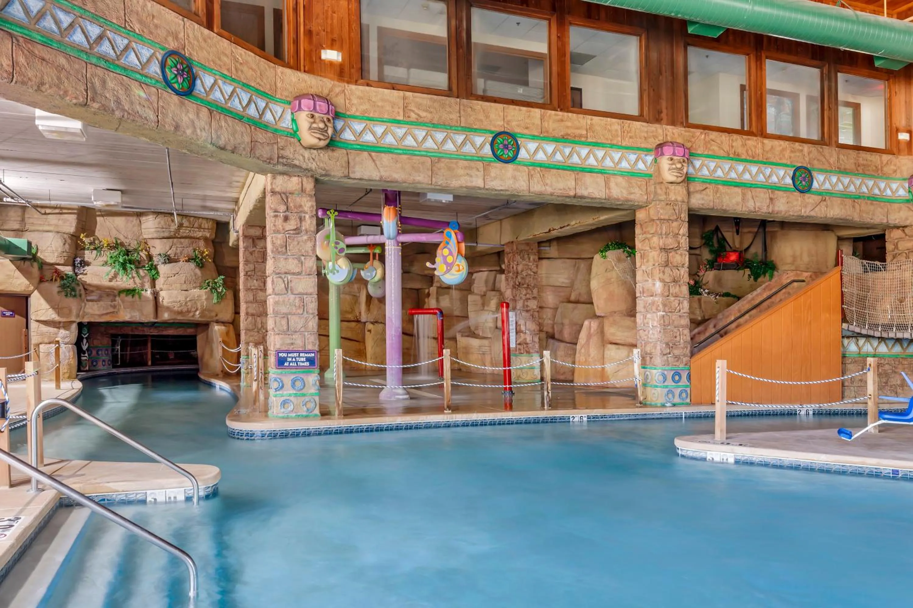 Swimming pool in Polynesian Hotel & Suites