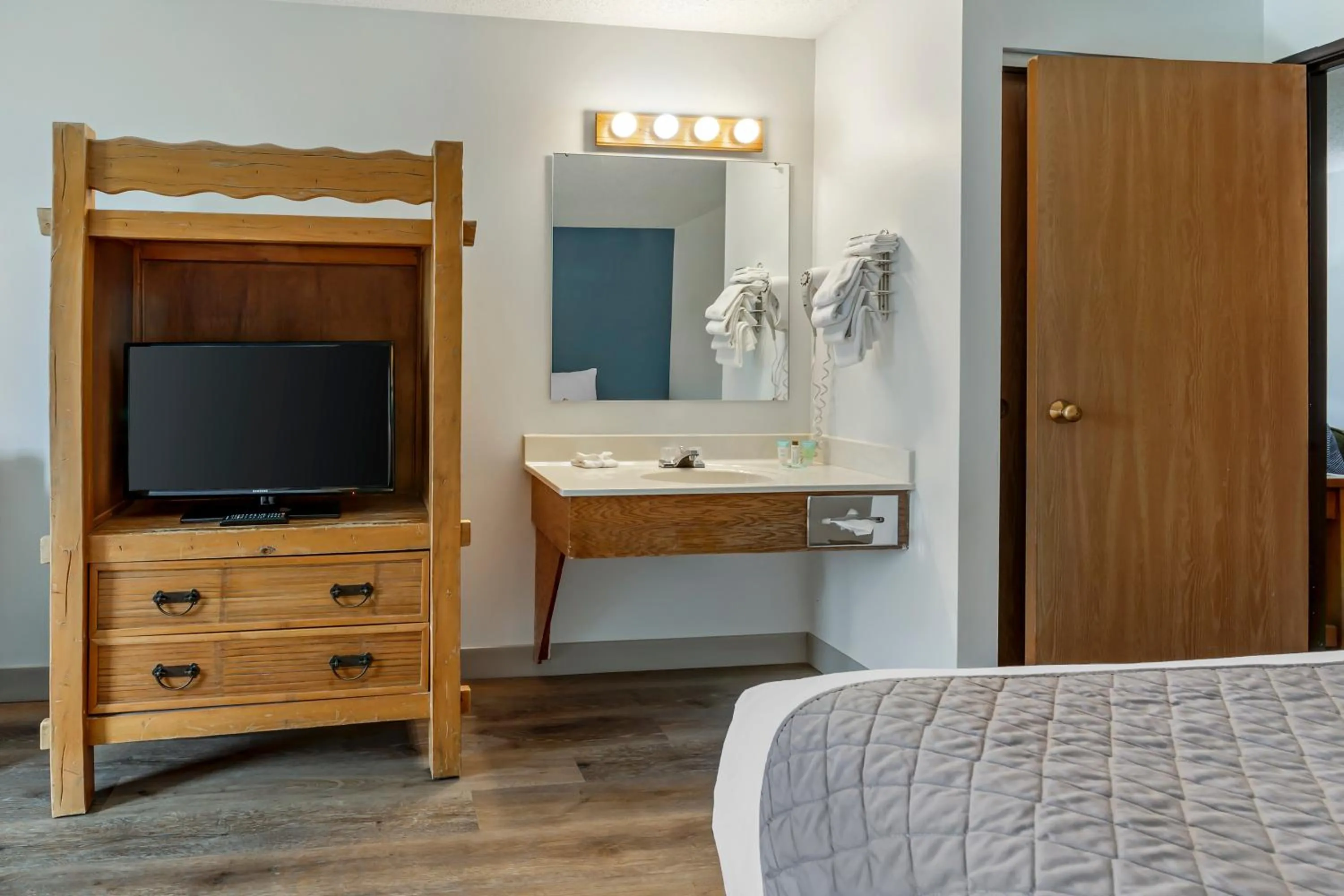 Bed in Polynesian Hotel & Suites