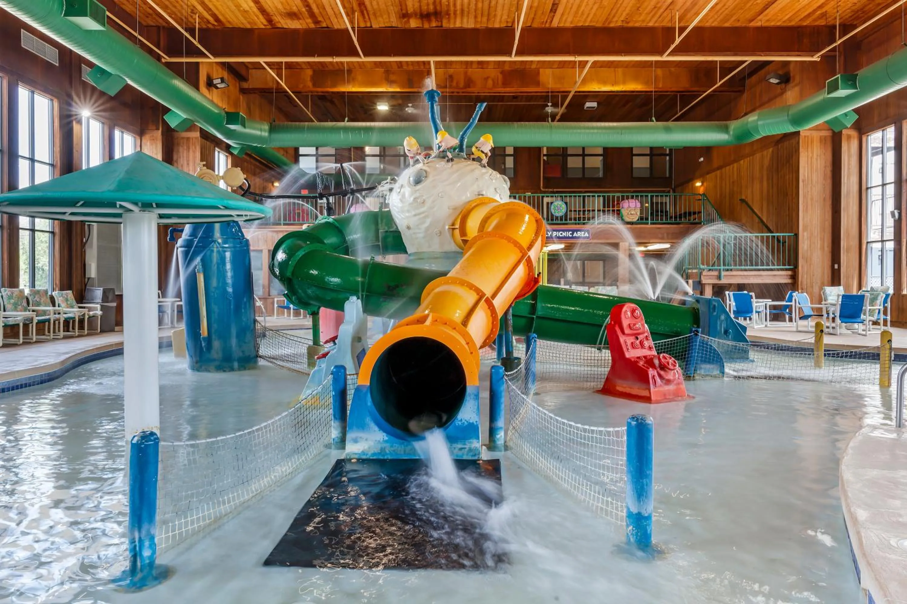Swimming pool in Polynesian Hotel & Suites