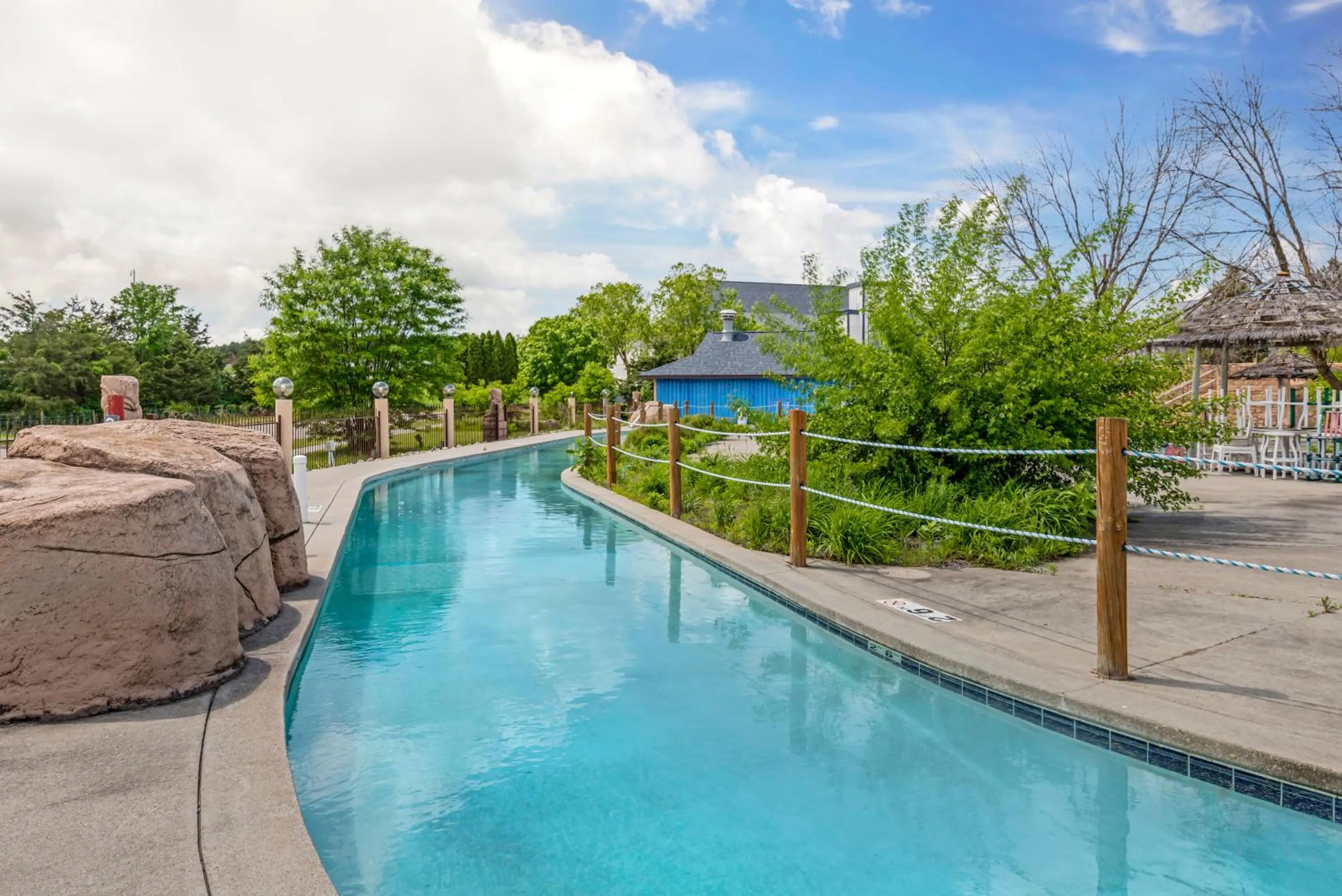 Swimming pool in Polynesian Hotel & Suites
