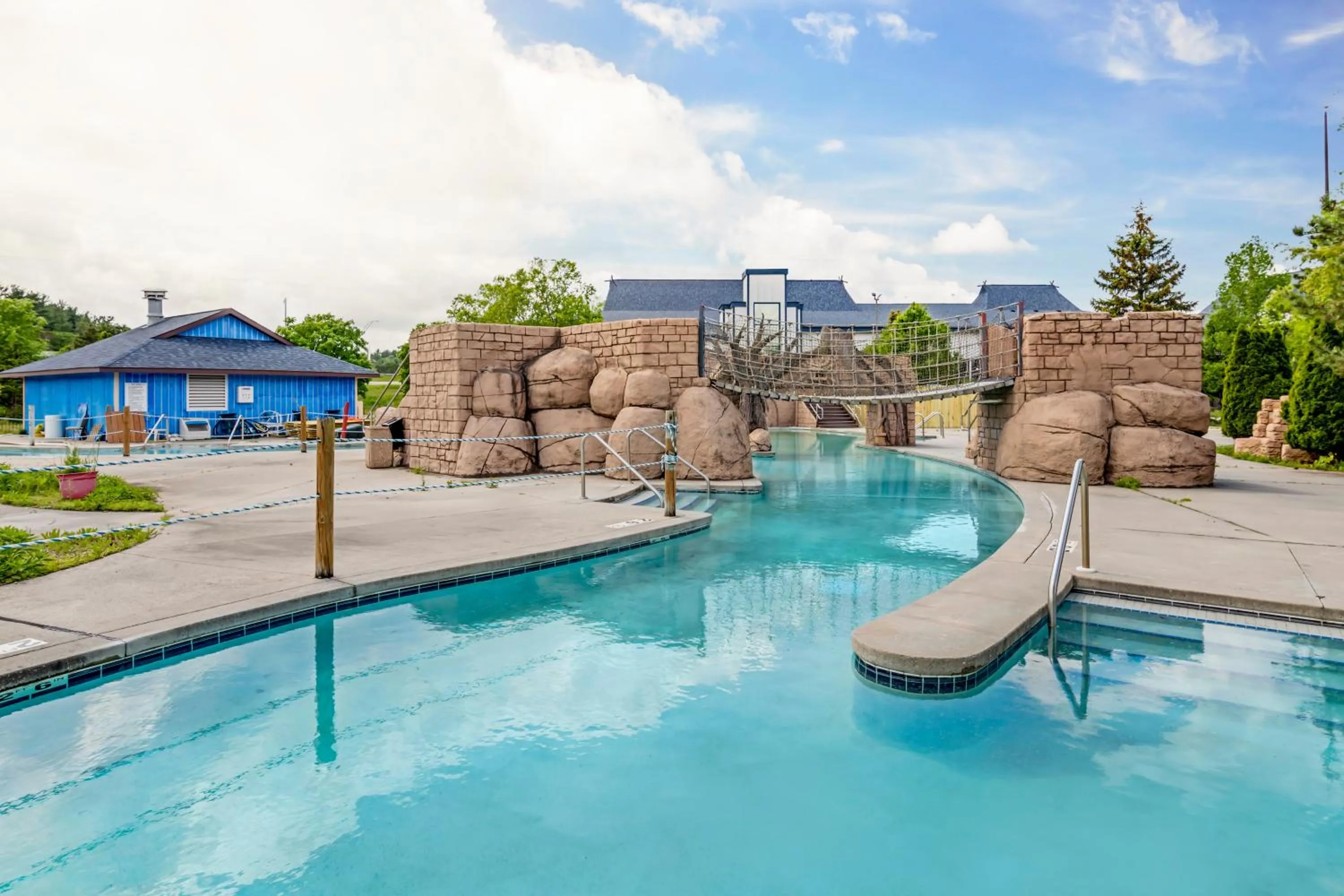Swimming pool in Polynesian Hotel & Suites