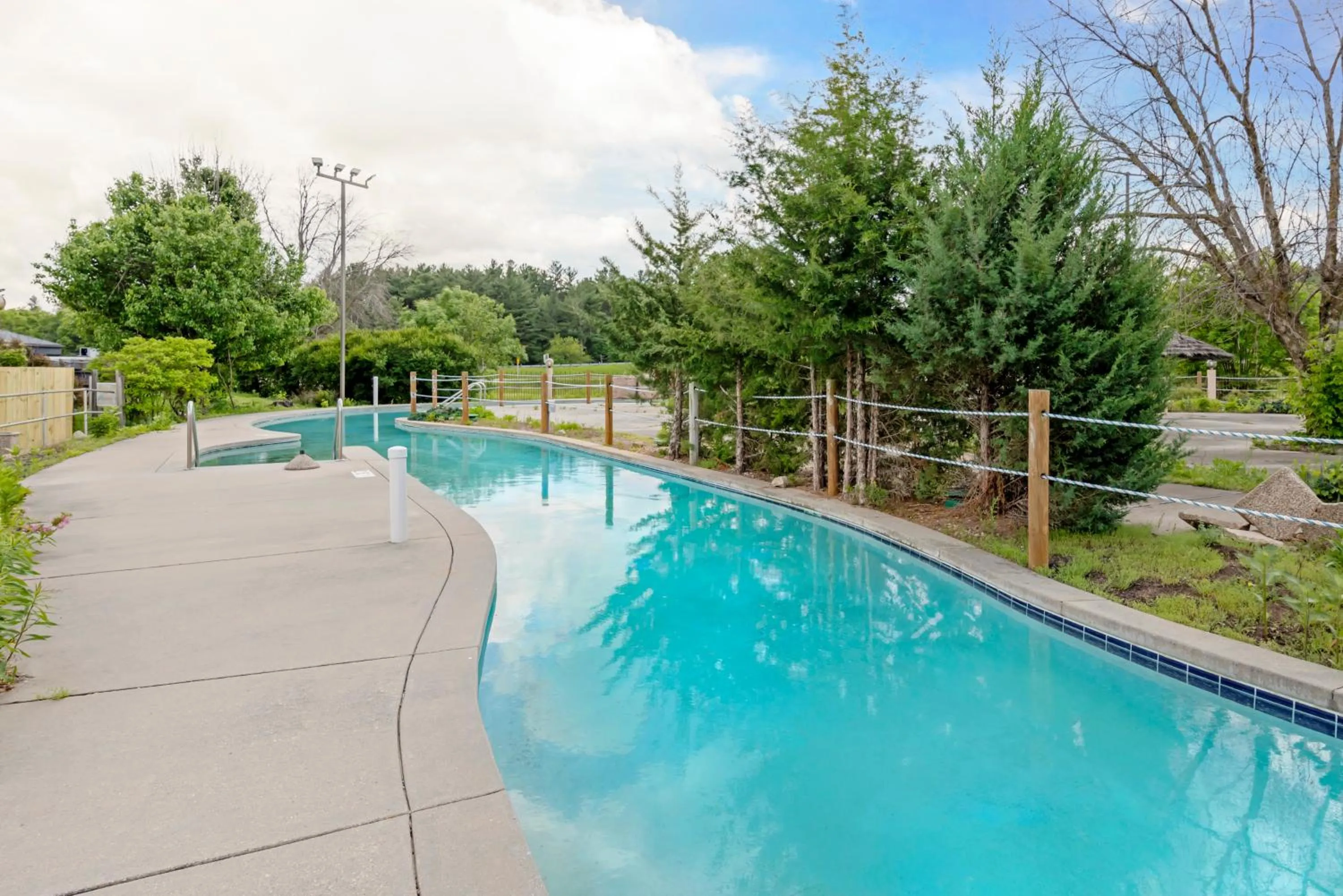 Swimming pool in Polynesian Hotel & Suites