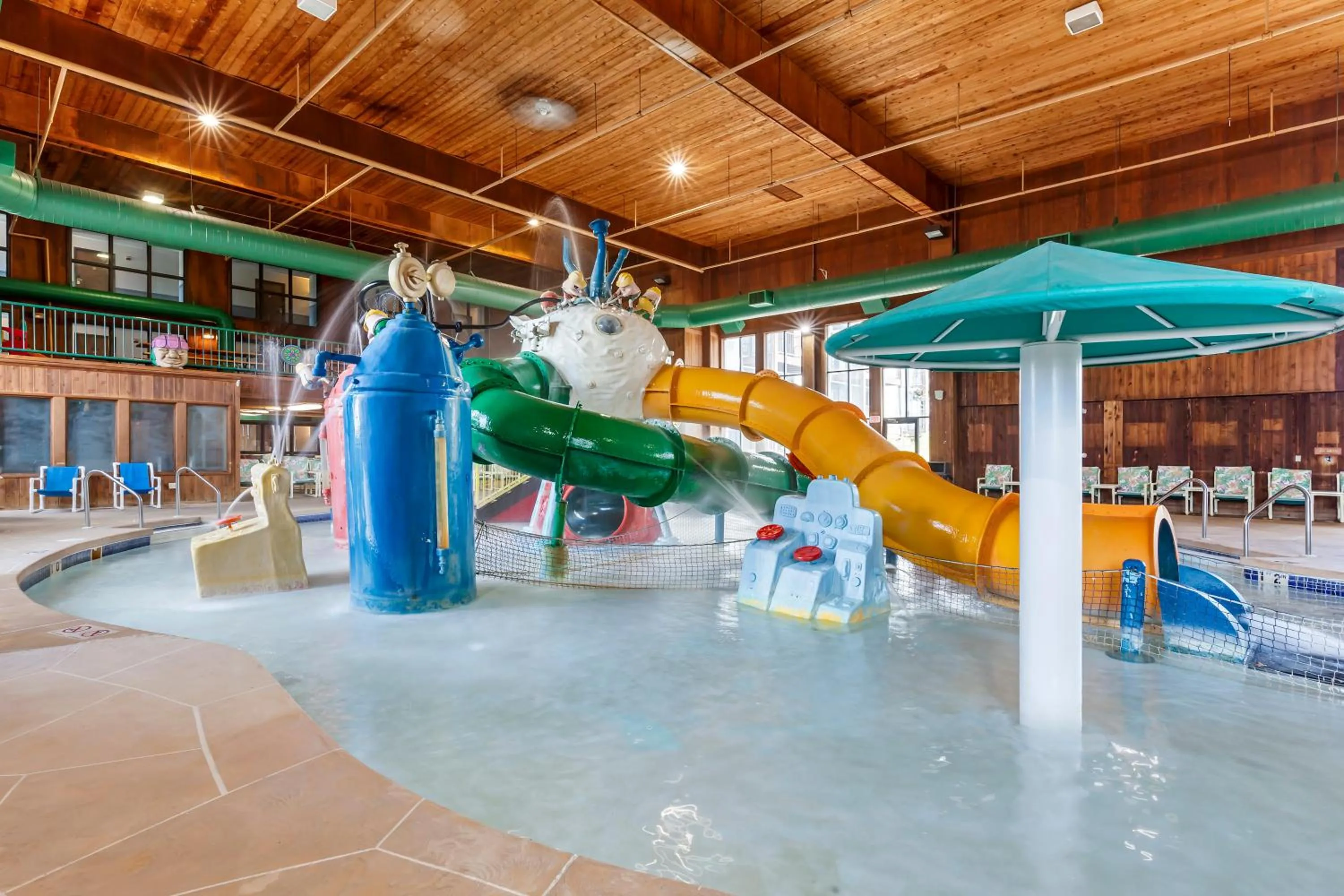 Swimming pool in Polynesian Hotel & Suites