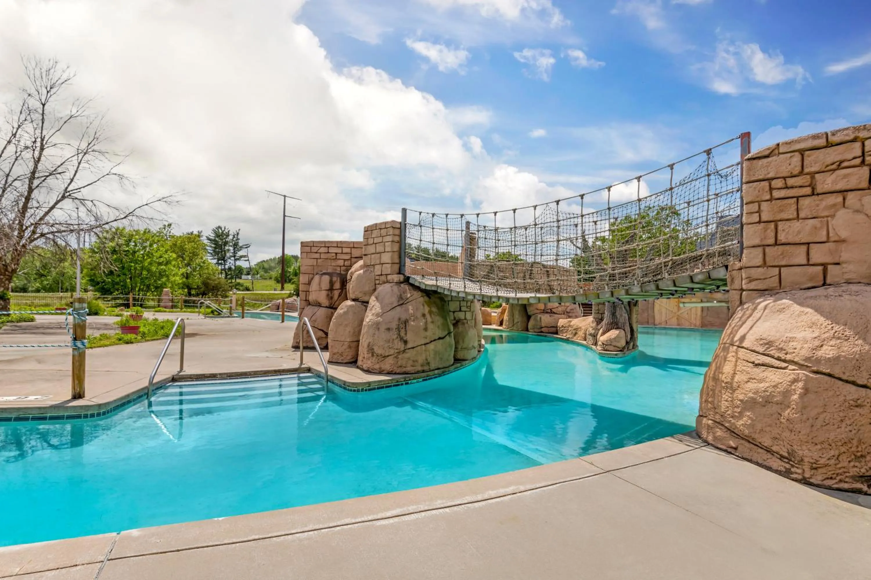 Swimming pool in Polynesian Hotel & Suites