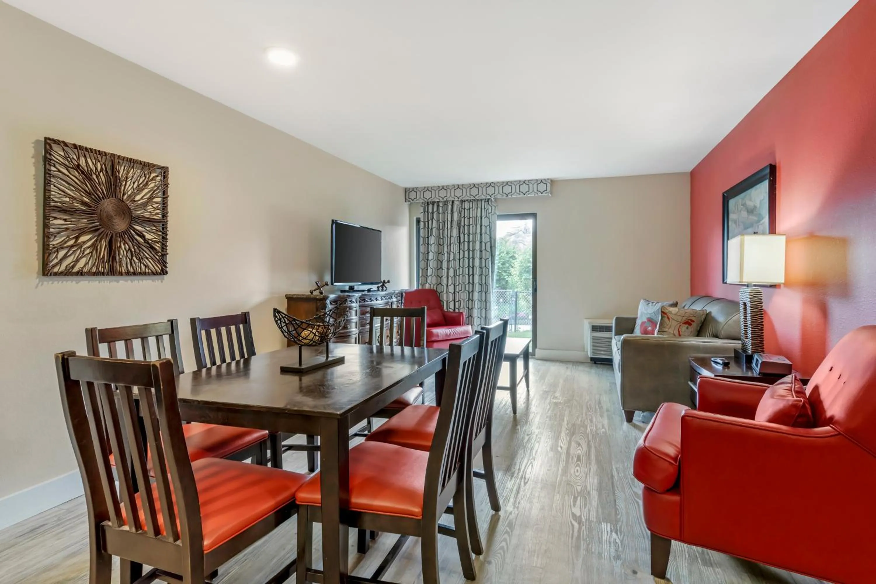 TV and multimedia in Polynesian Hotel & Suites