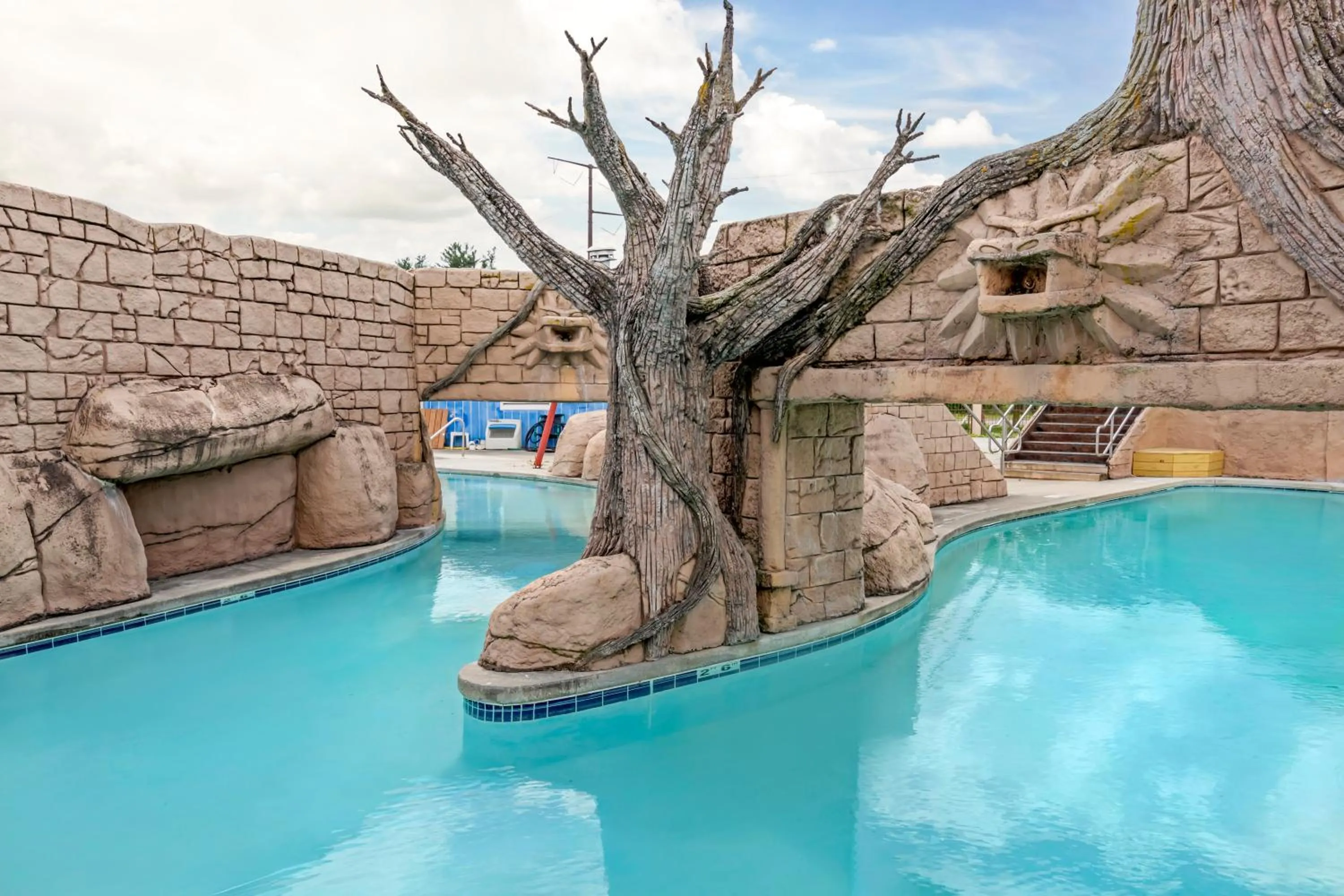 Swimming pool in Polynesian Hotel & Suites