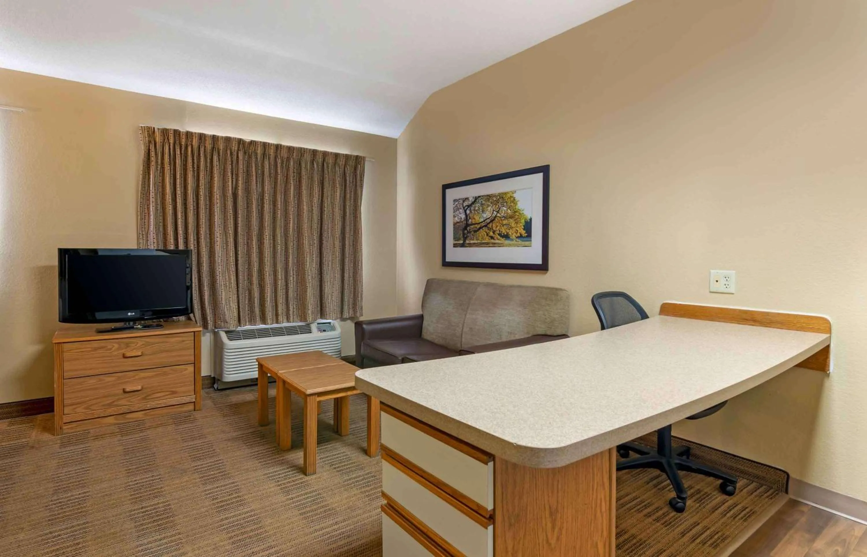 Bedroom in Extended Stay America Suites - Kansas City - Airport - Tiffany Springs