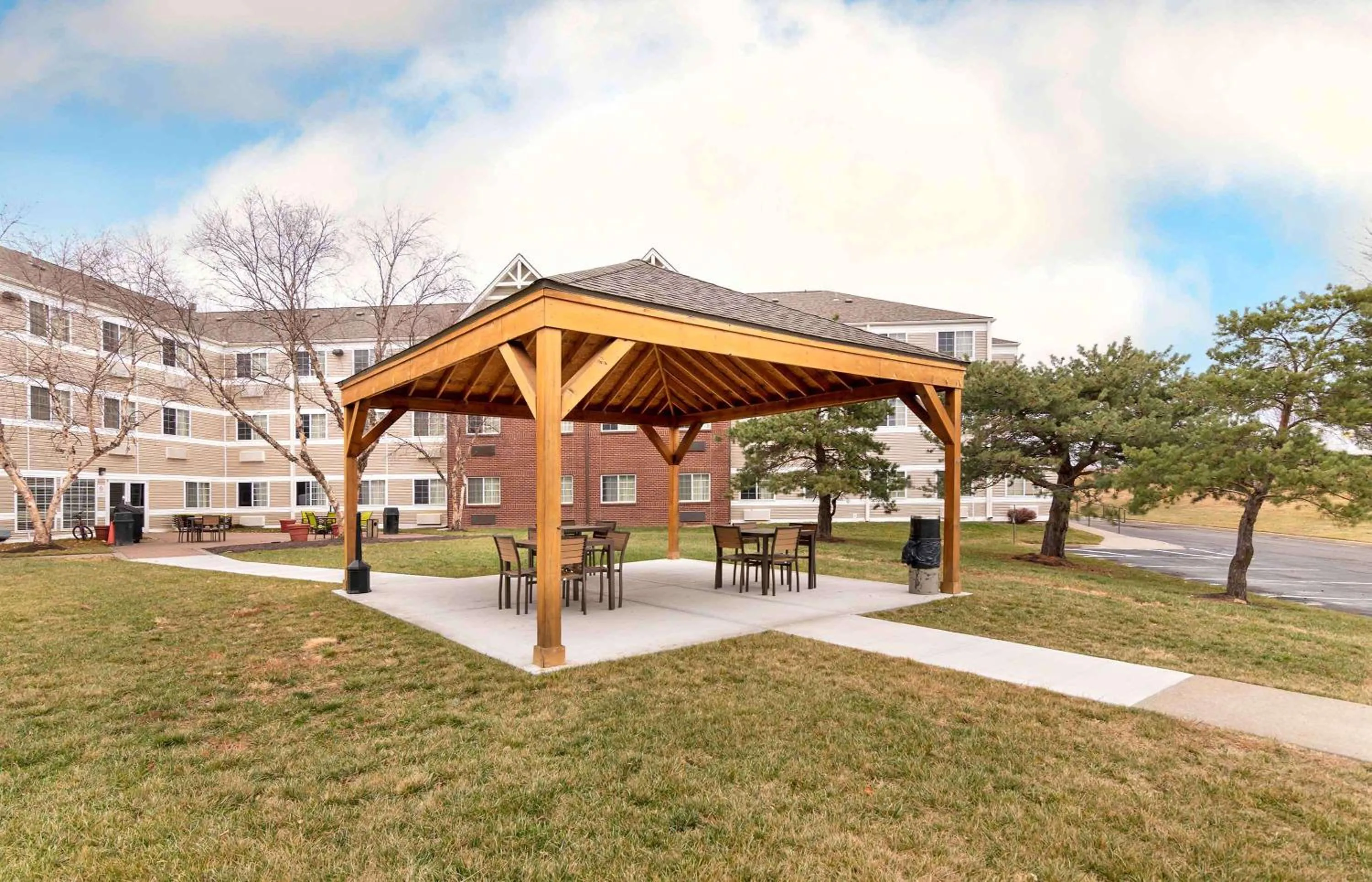 Property building in Extended Stay America Suites - Kansas City - Airport - Tiffany Springs