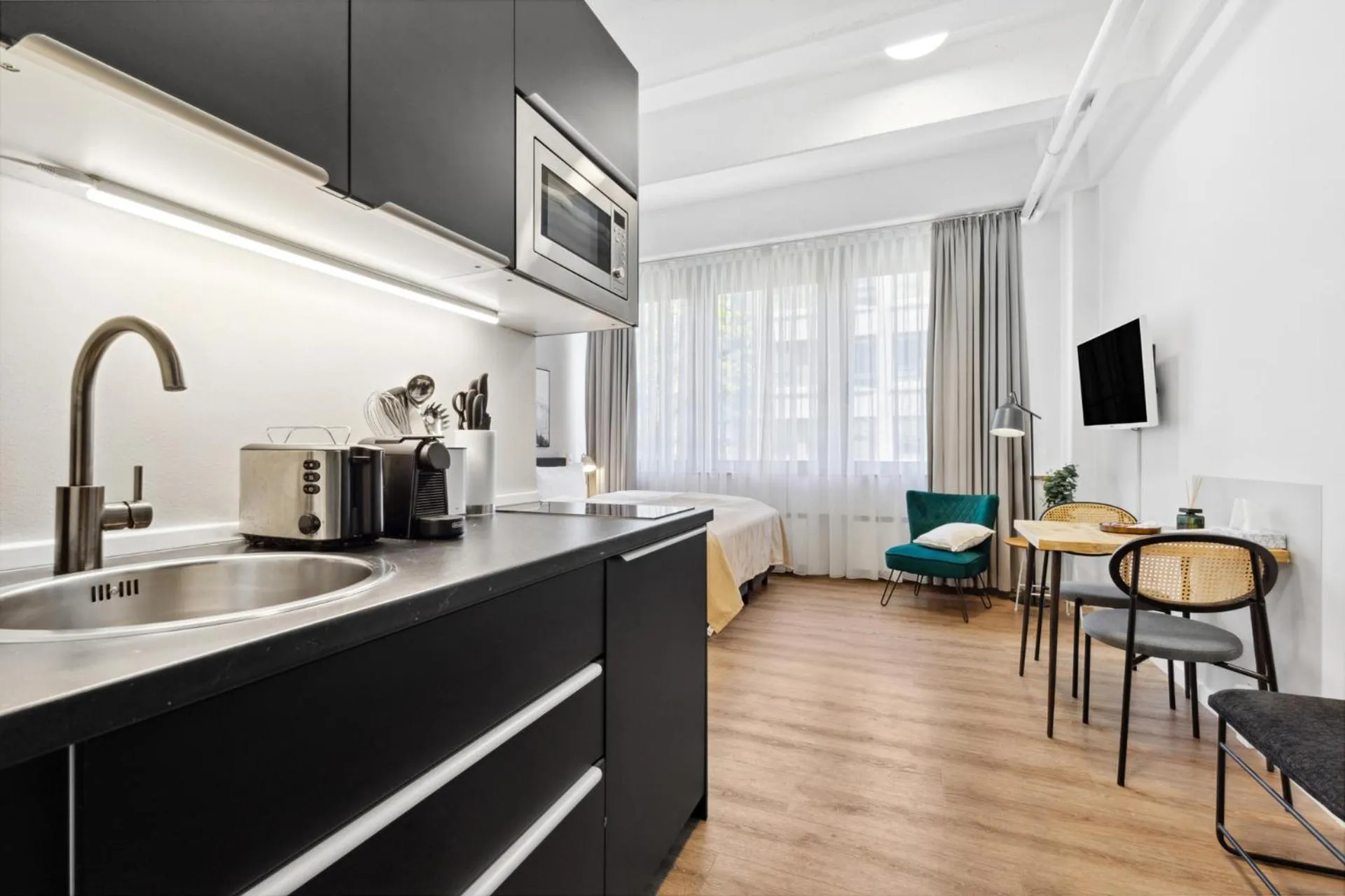 TV and multimedia in Limehome Munich Fritz-Erler Str