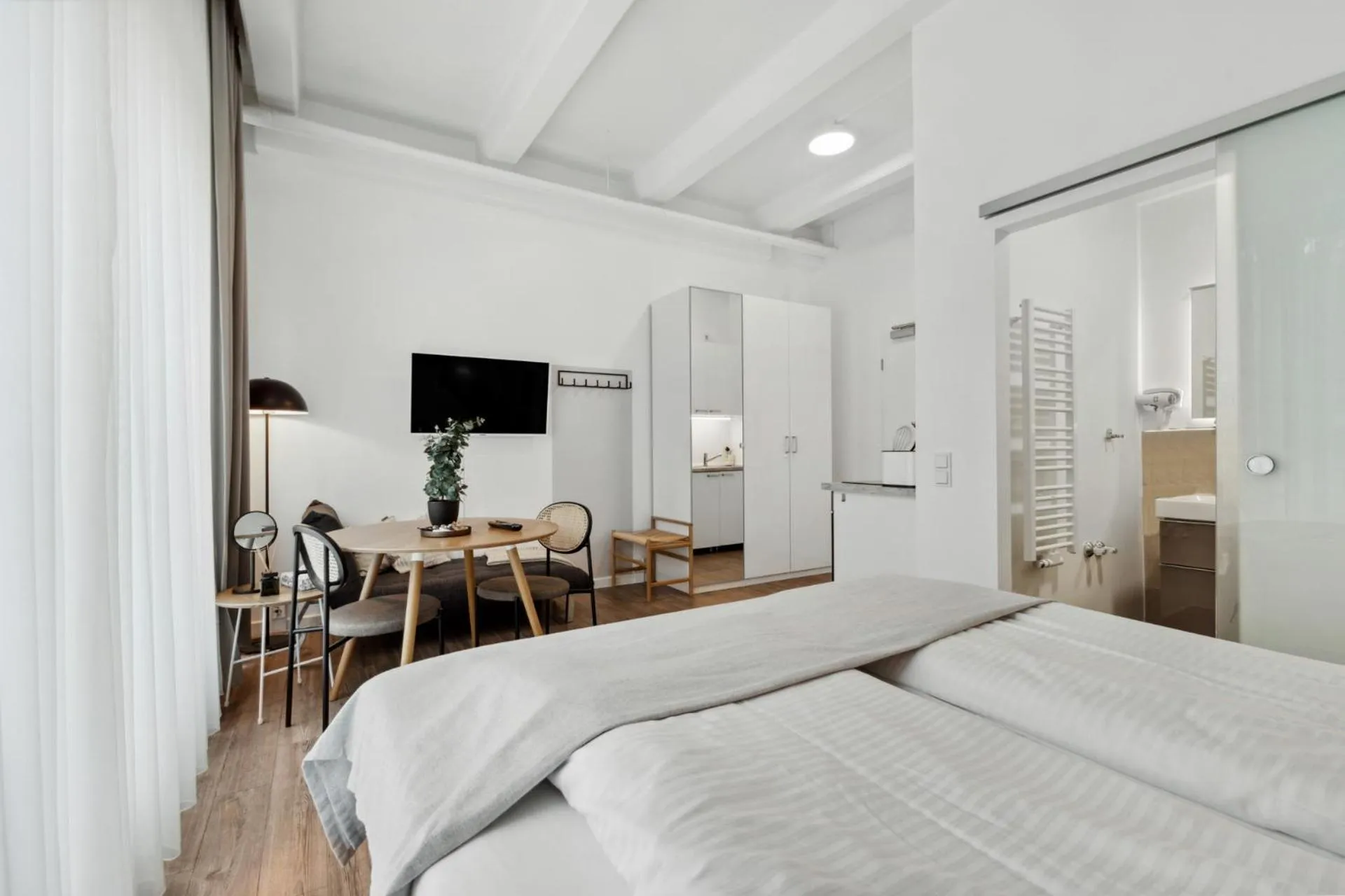 TV and multimedia, Bed in Limehome Munich Fritz-Erler Str