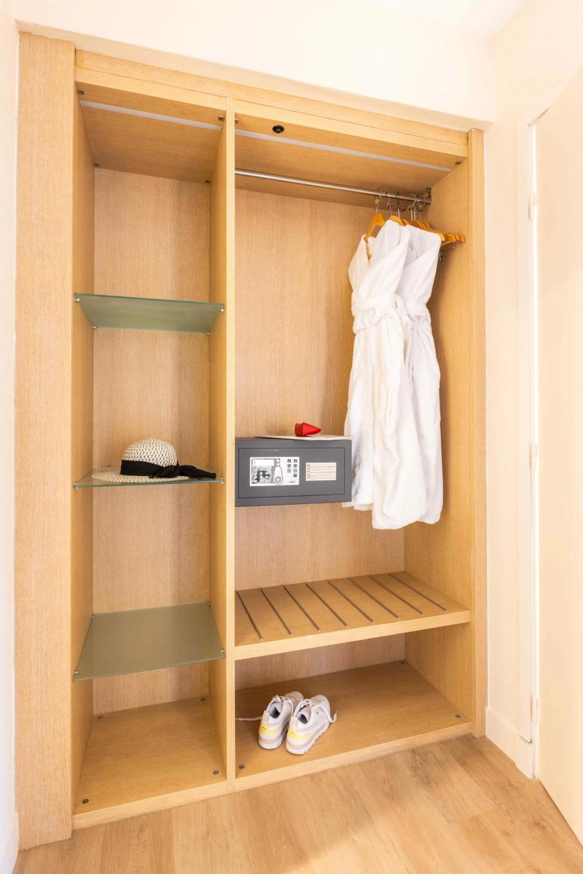 wardrobe in Nice Pam Hotel
