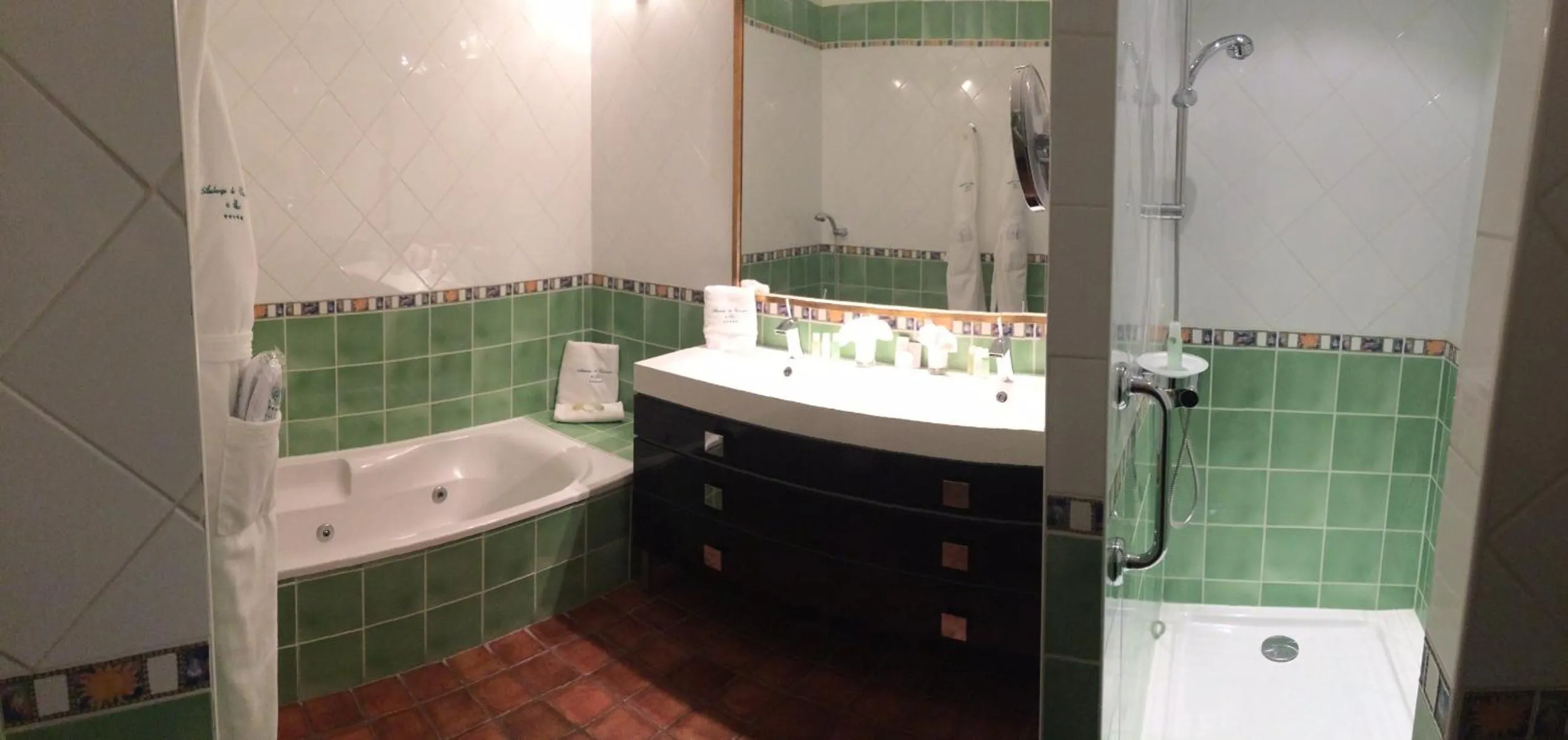 Shower in Auberge de Cassagne & Spa