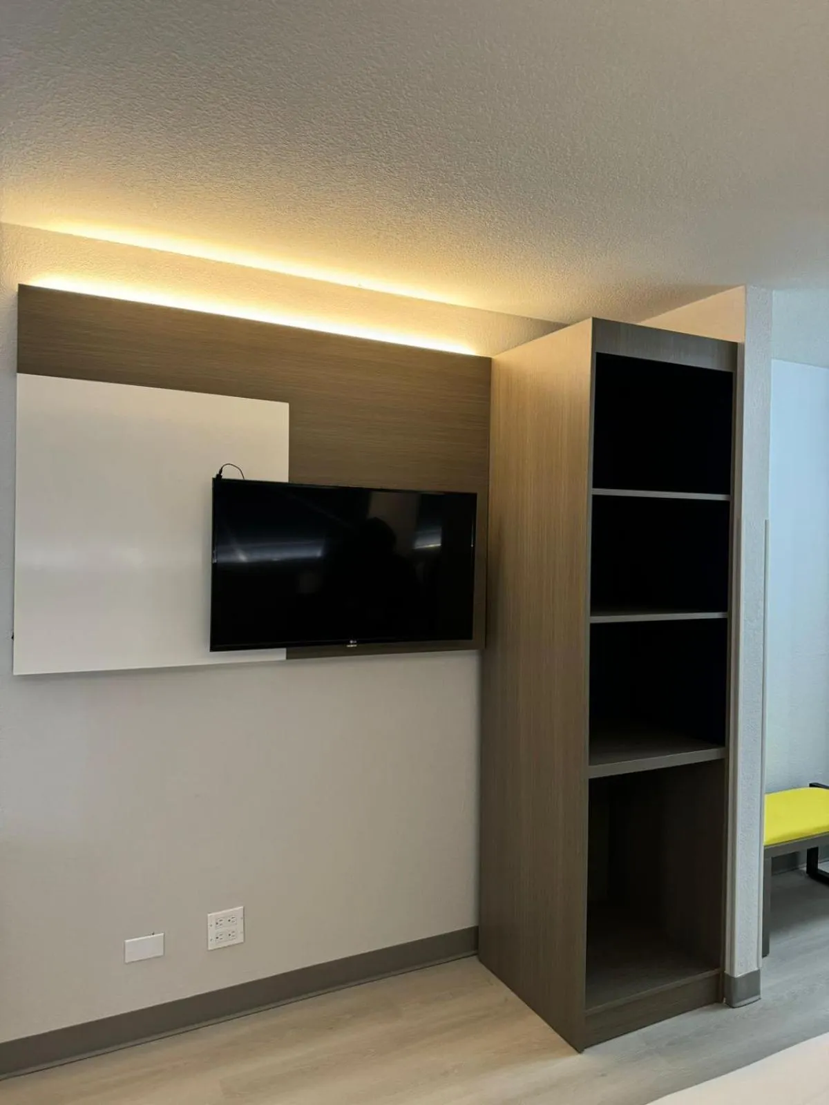 wardrobe in Halsted Inn and Suites Harvey - Chicago Southland