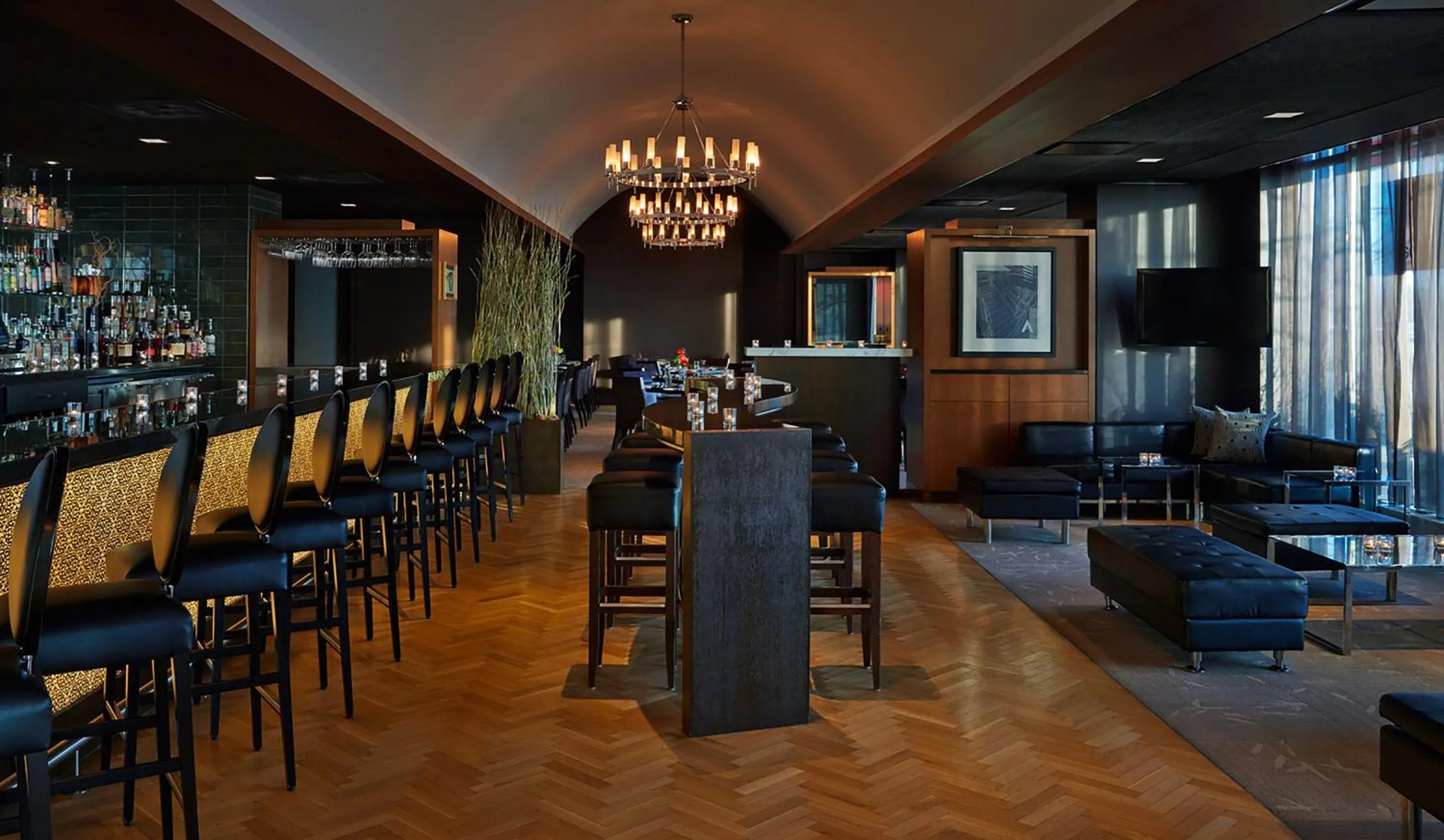 Restaurant/places to eat in Hotel Arista