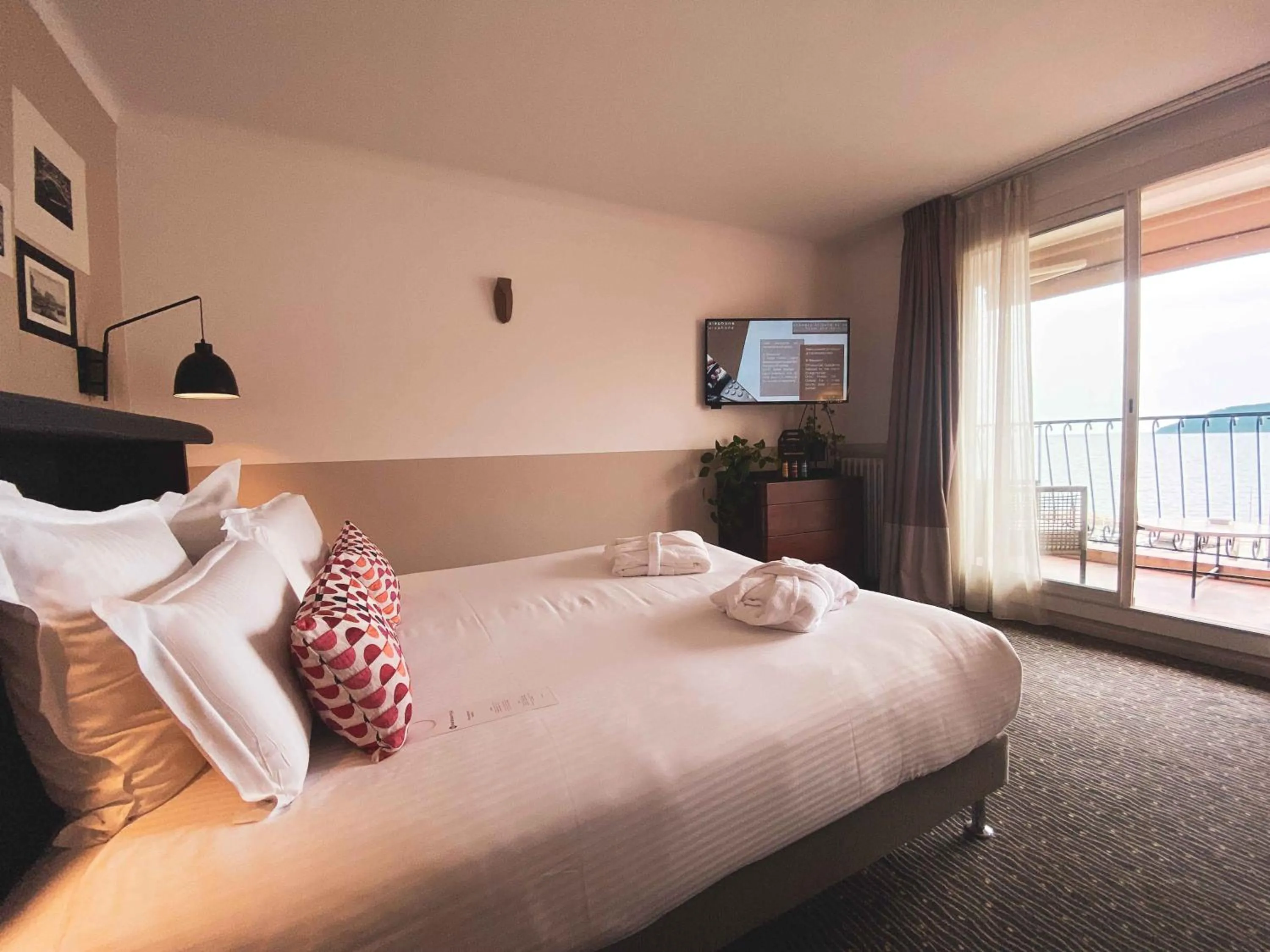 Photo of the whole room, Bed in Best Western Plus La Corniche