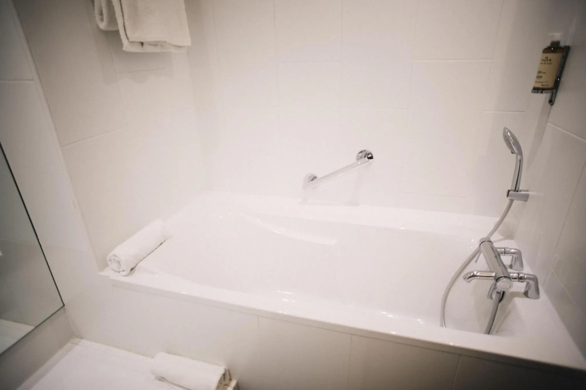 Bath in Best Western Plus La Corniche