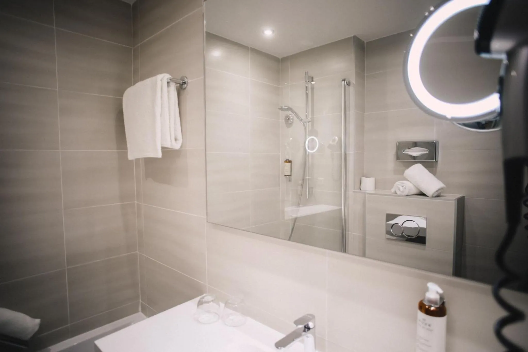 Shower in Best Western Plus La Corniche