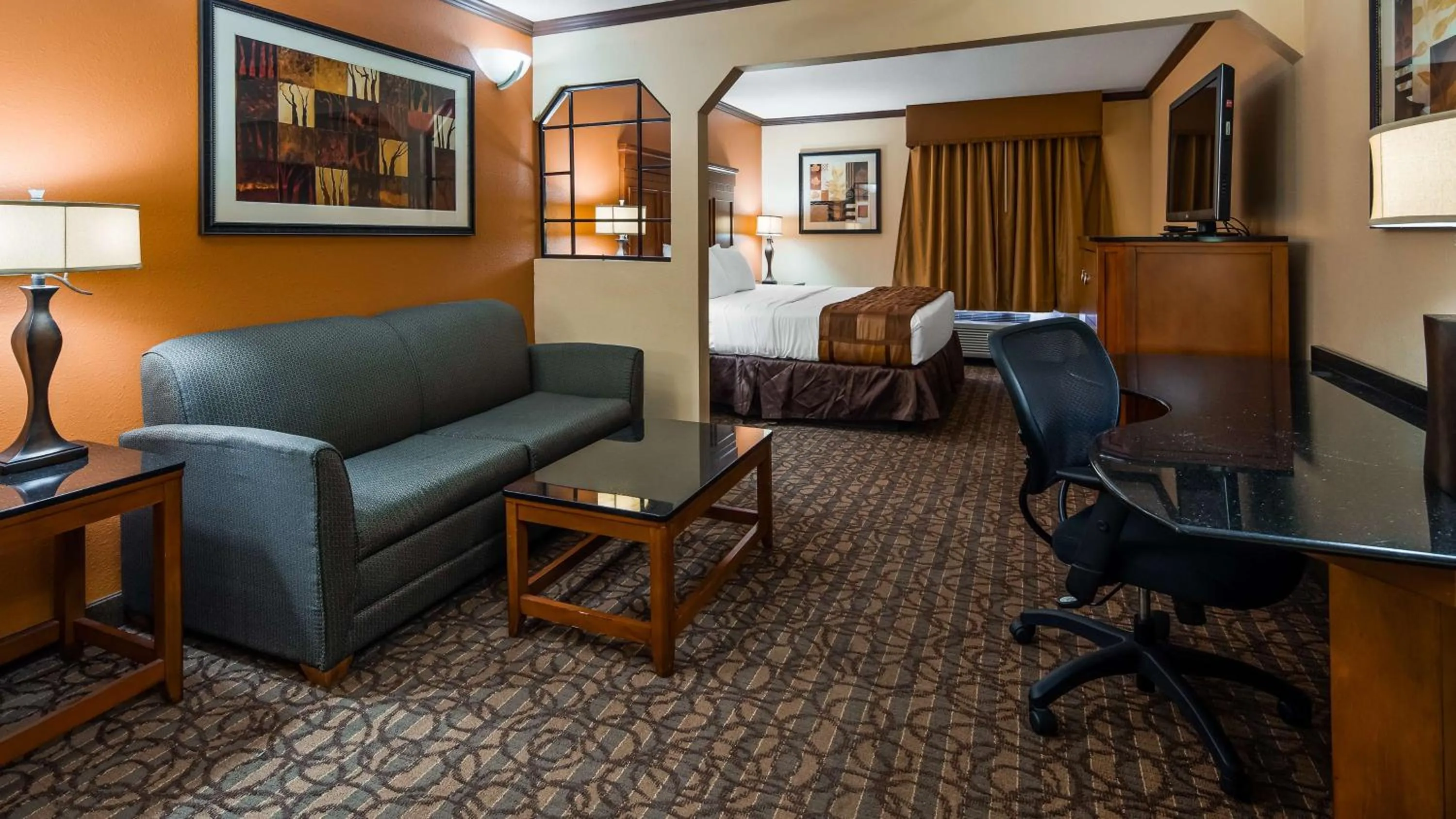 Photo of the whole room, Bed in Best Western Plus Midwest Inn & Suites