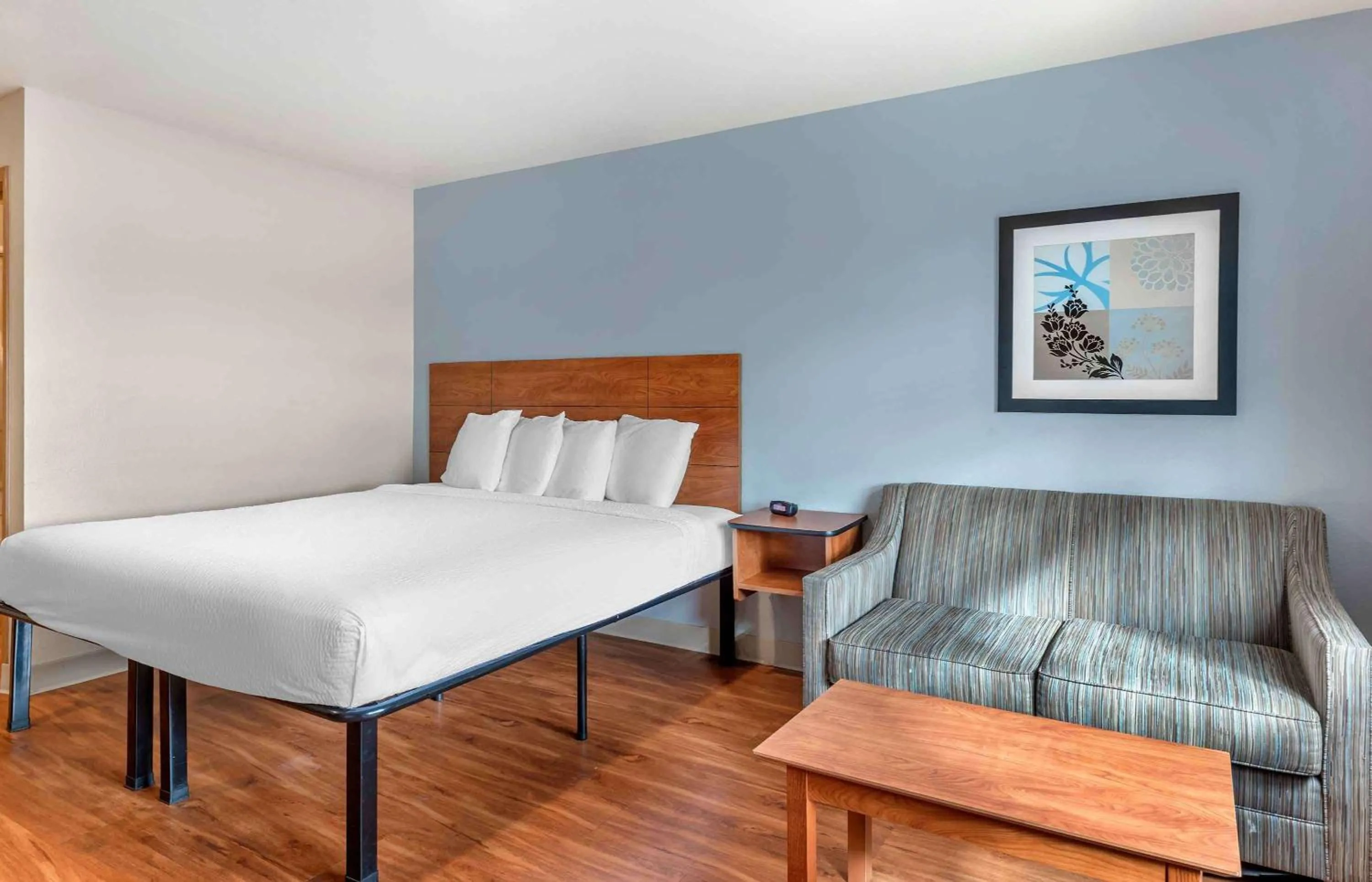 Bedroom, Bed in Extended Stay America Select Suites - Wichita - North