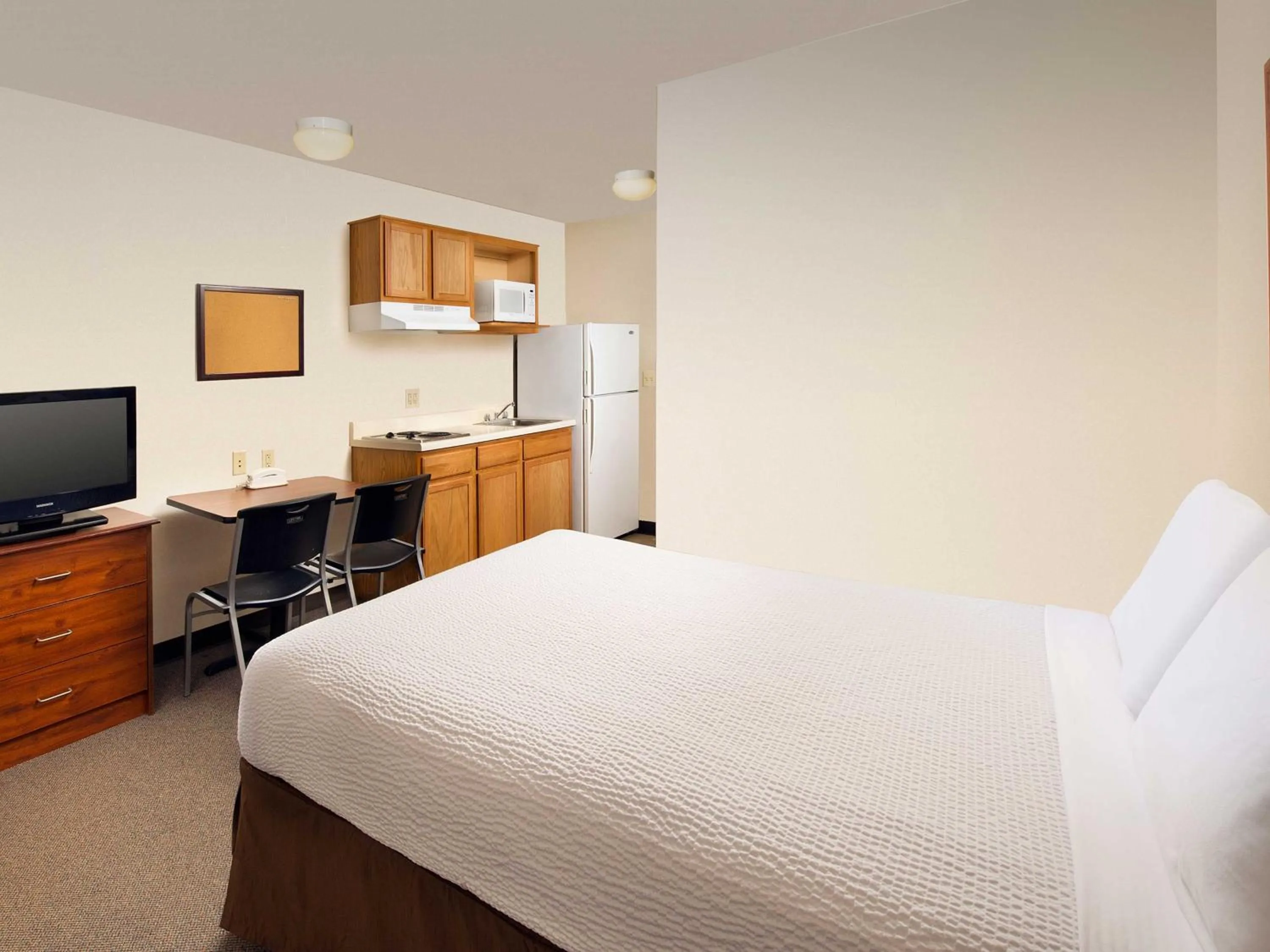 Bed in Extended Stay America Select Suites - Wichita - North