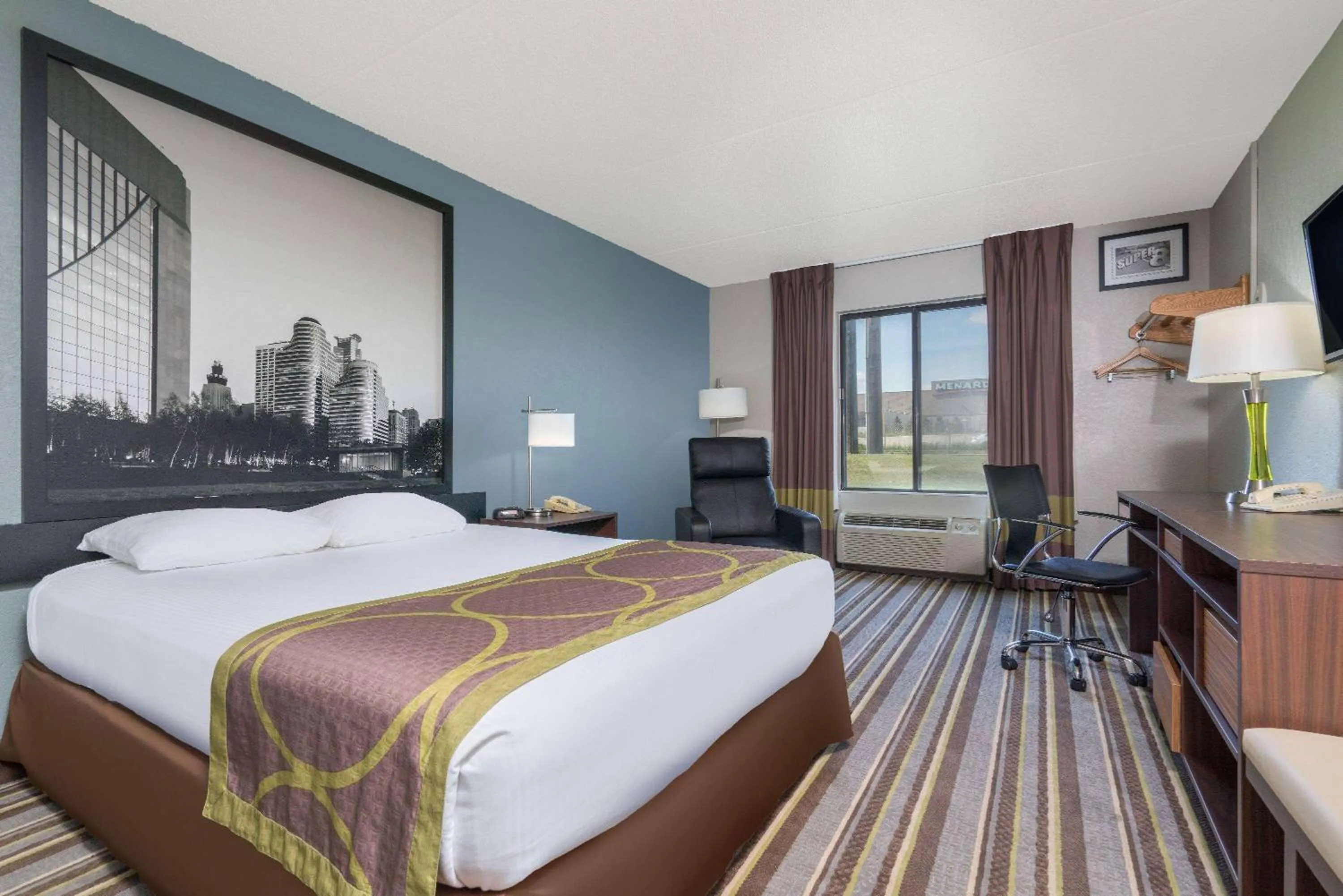 Photo of the whole room, Bed in Super 8 by Wyndham Bloomington/Airport