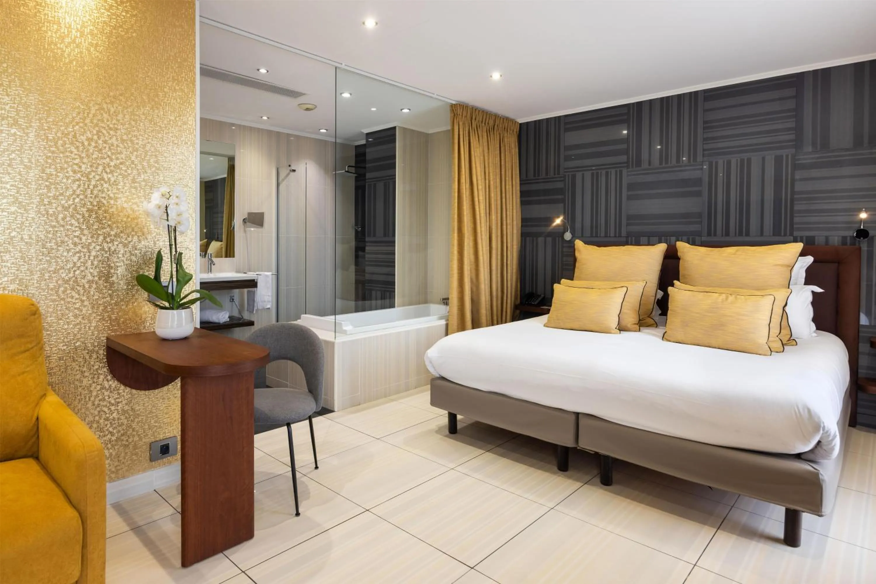 Photo of the whole room, Bed in Best Western Plus Hôtel Massena Nice