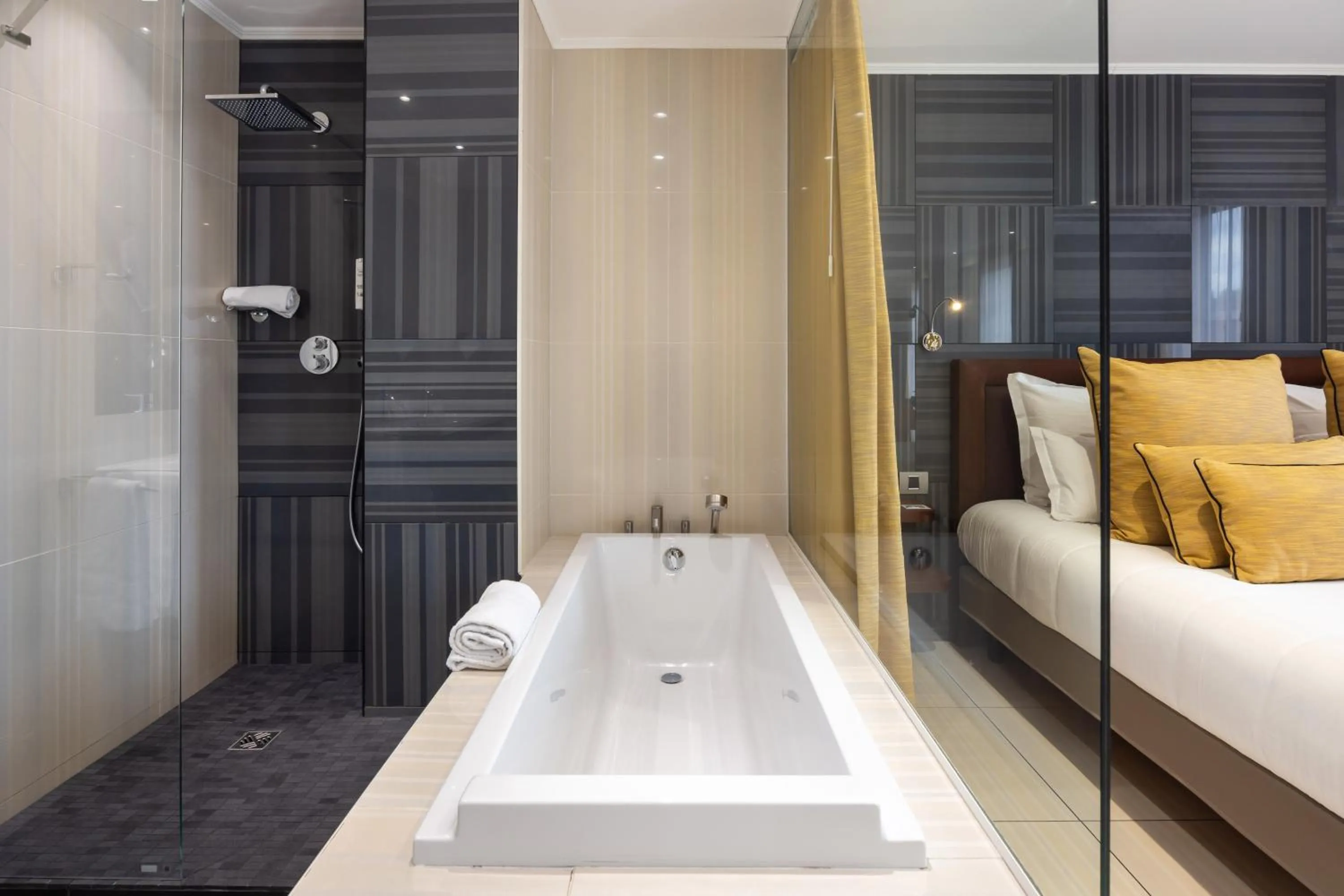 Bathroom, Bed in Best Western Plus Hôtel Massena Nice