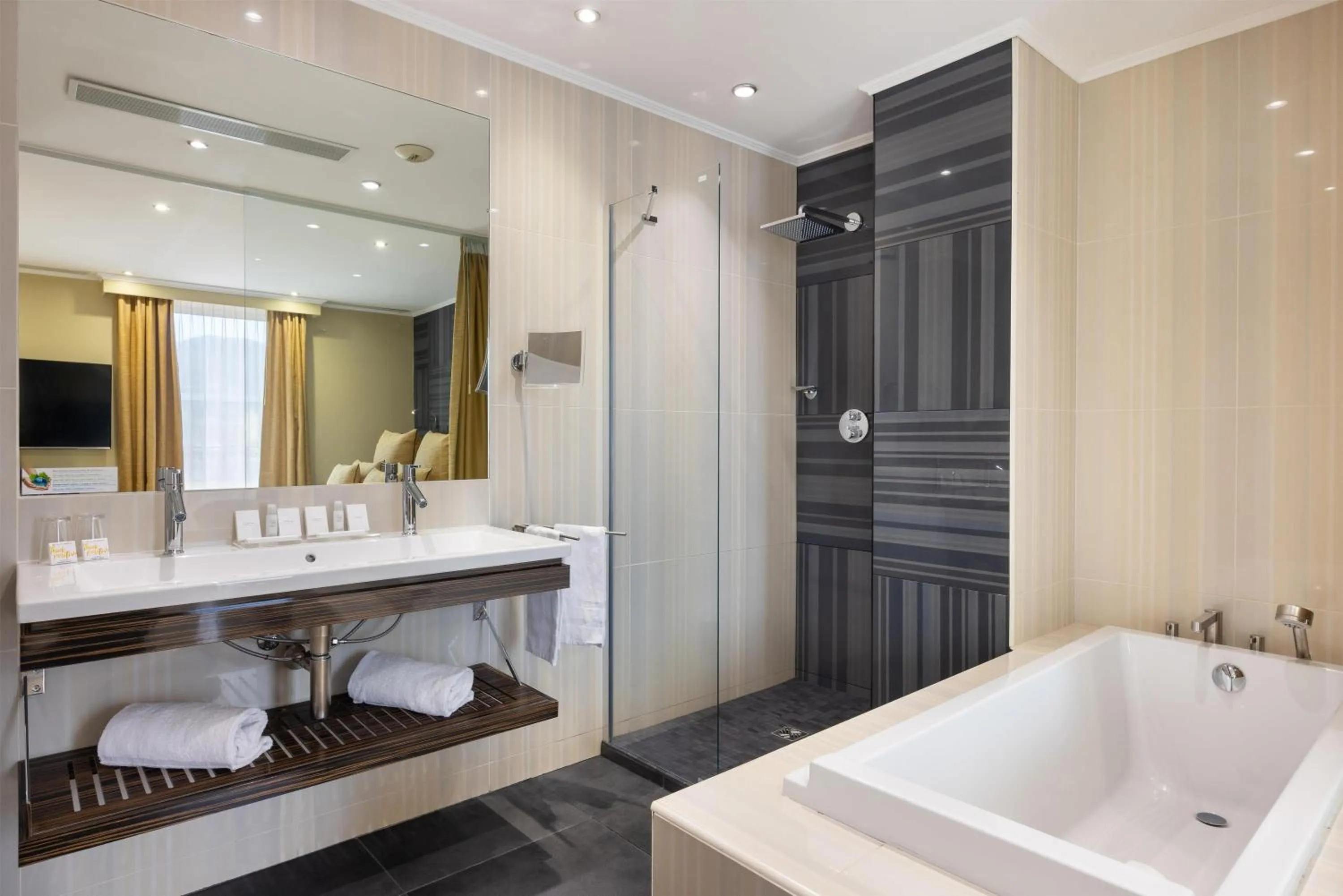 Photo of the whole room in Best Western Plus Hôtel Massena Nice