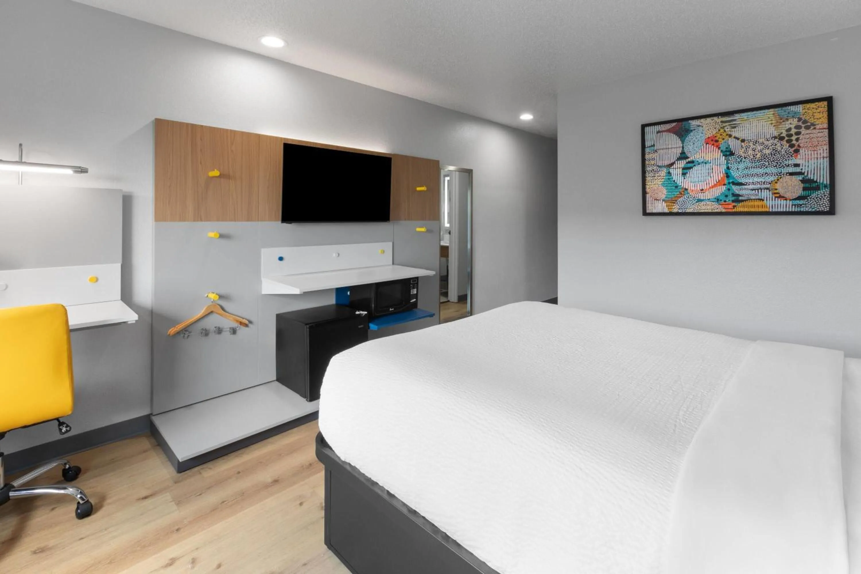 Photo of the whole room, Bed in Microtel Inn & Suites by Wyndham Sioux Falls