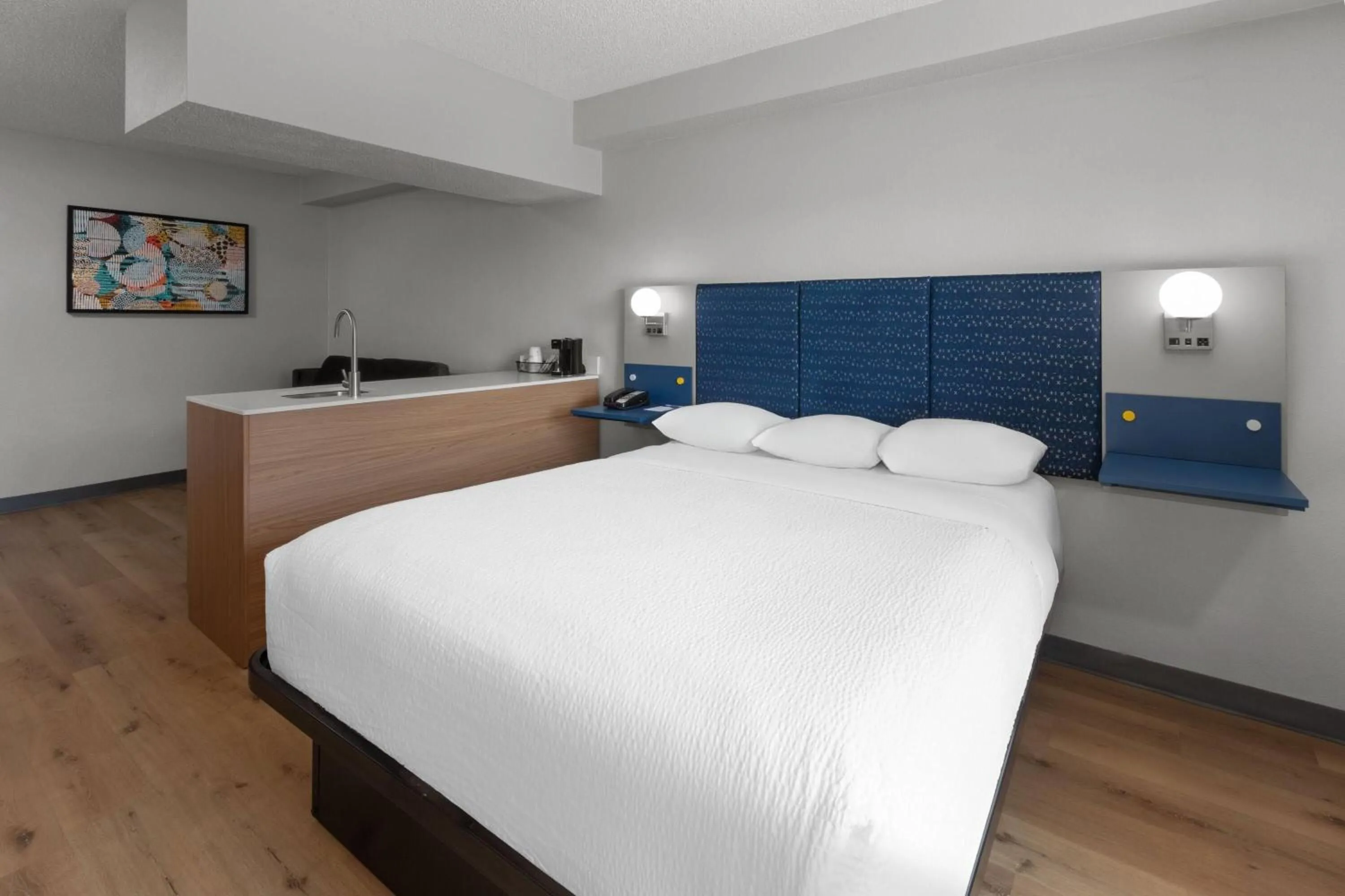 Photo of the whole room, Bed in Microtel Inn & Suites by Wyndham Sioux Falls