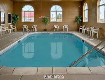 Swimming Pool in Econo Lodge