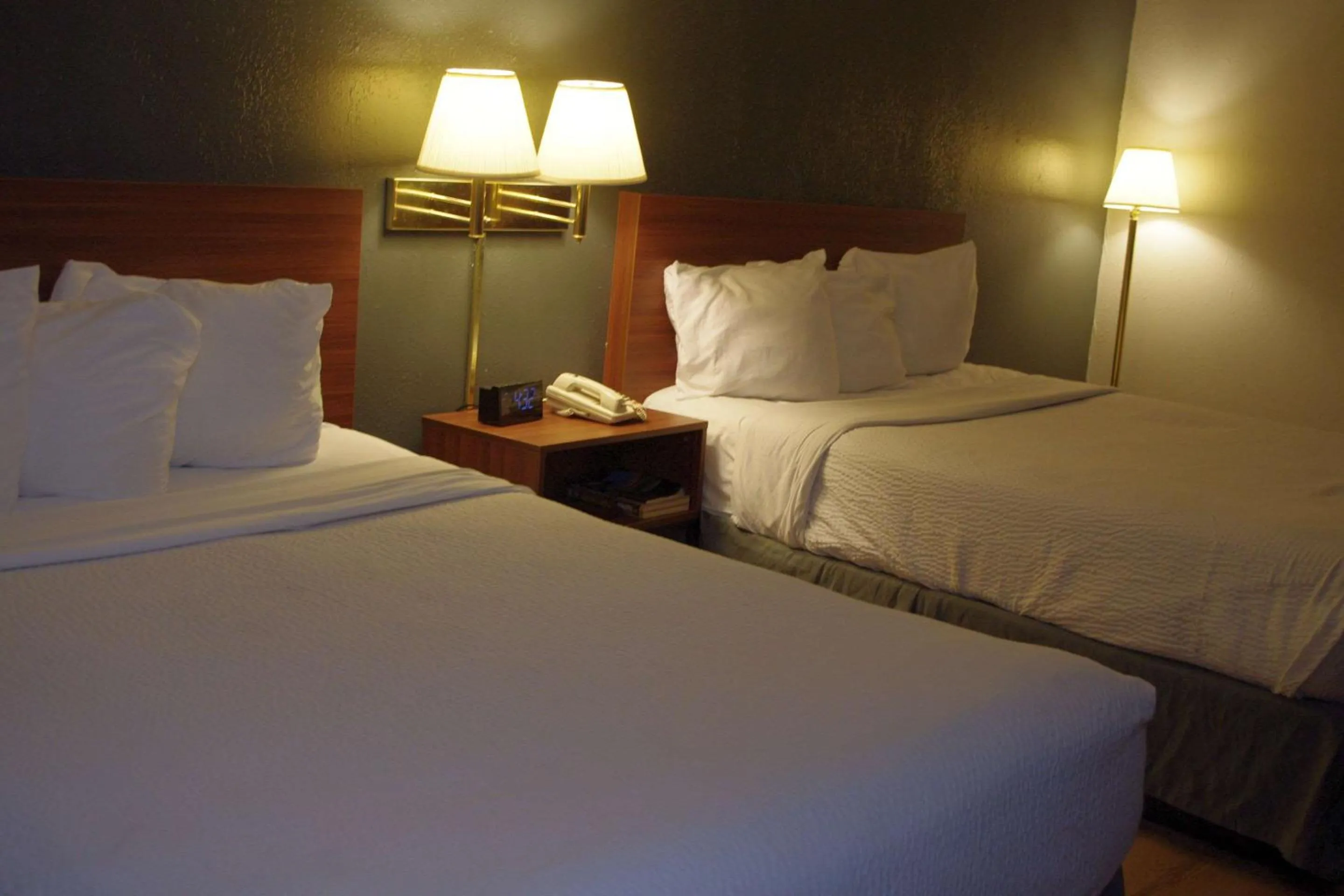 Bedroom in Econo Lodge