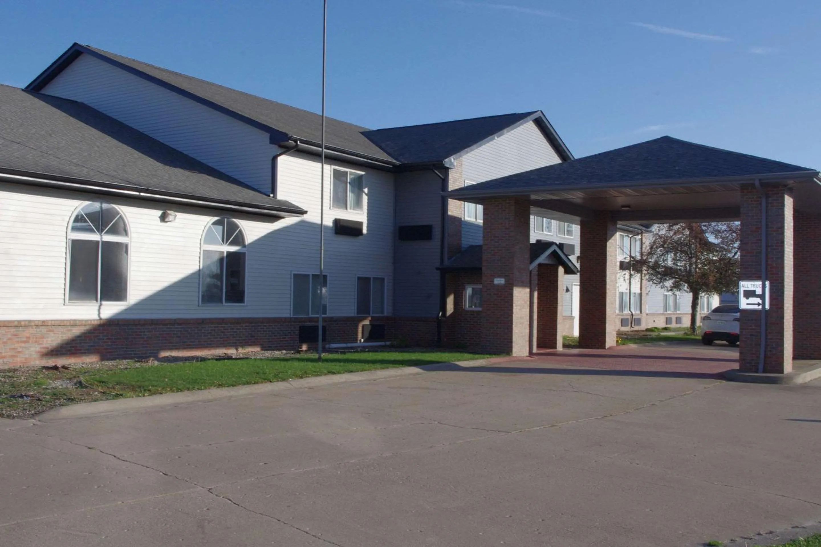 Property Building in Econo Lodge