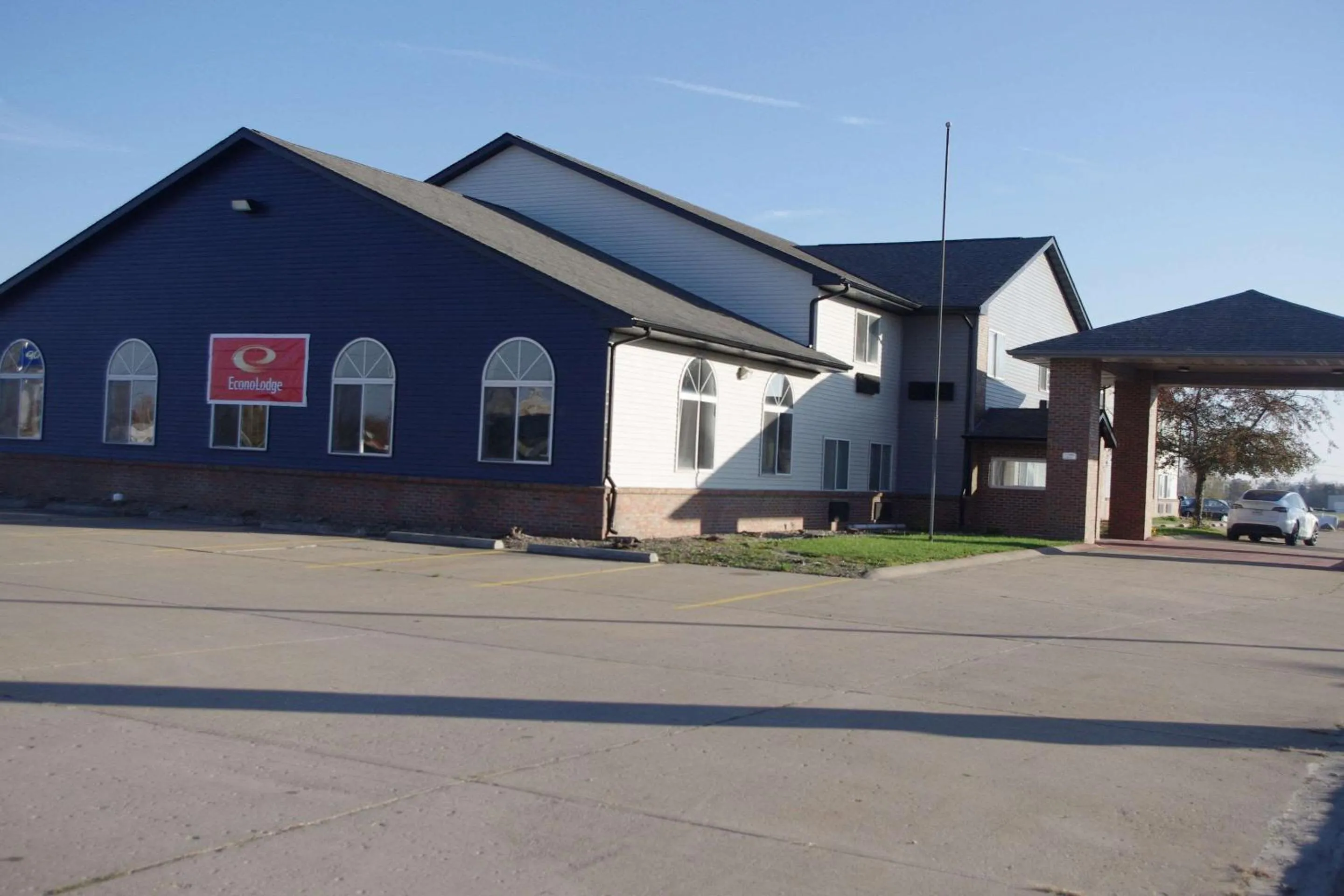 Property Building in Econo Lodge