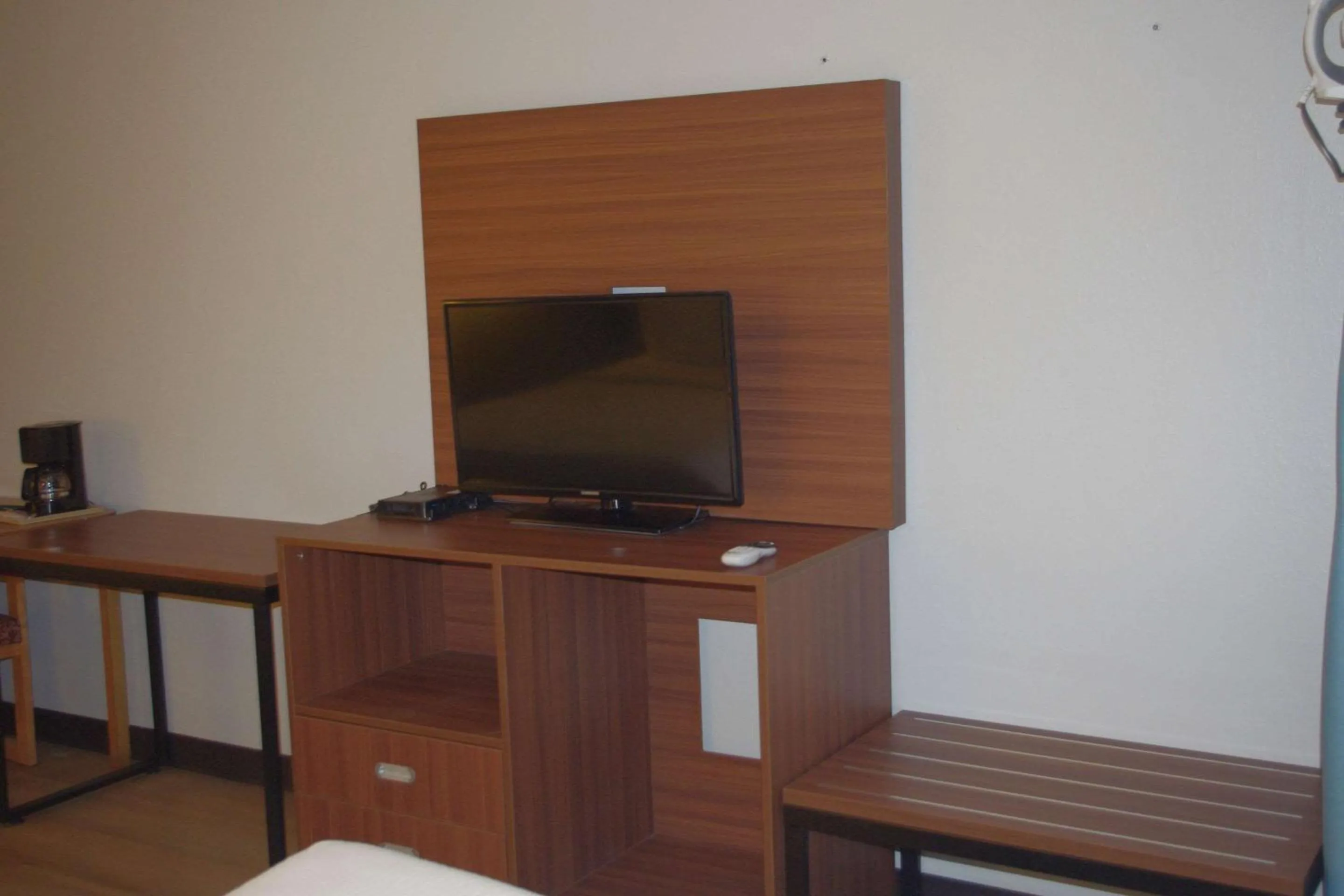Bedroom, TV/Entertainment Center in Econo Lodge