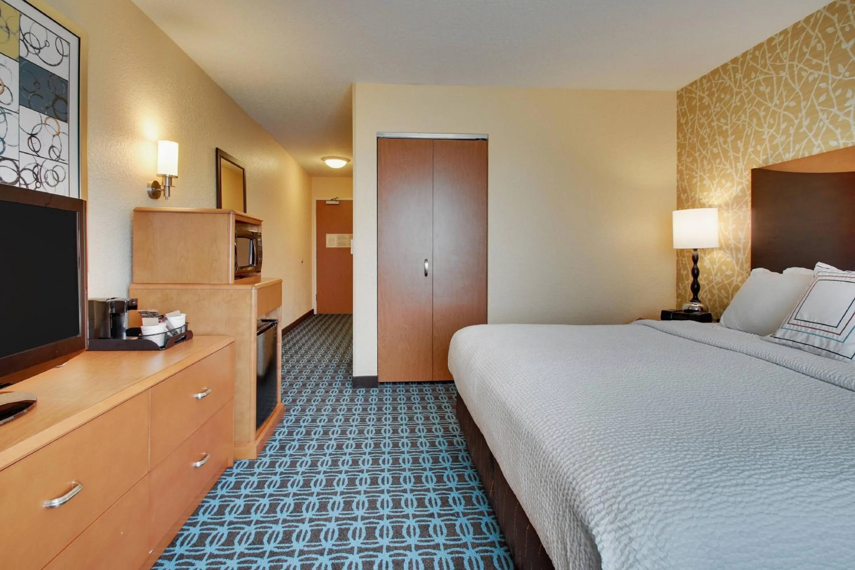 Photo of the whole room, Bed in Fairfield Inn & Suites by Marriott Ottawa Starved Rock Area