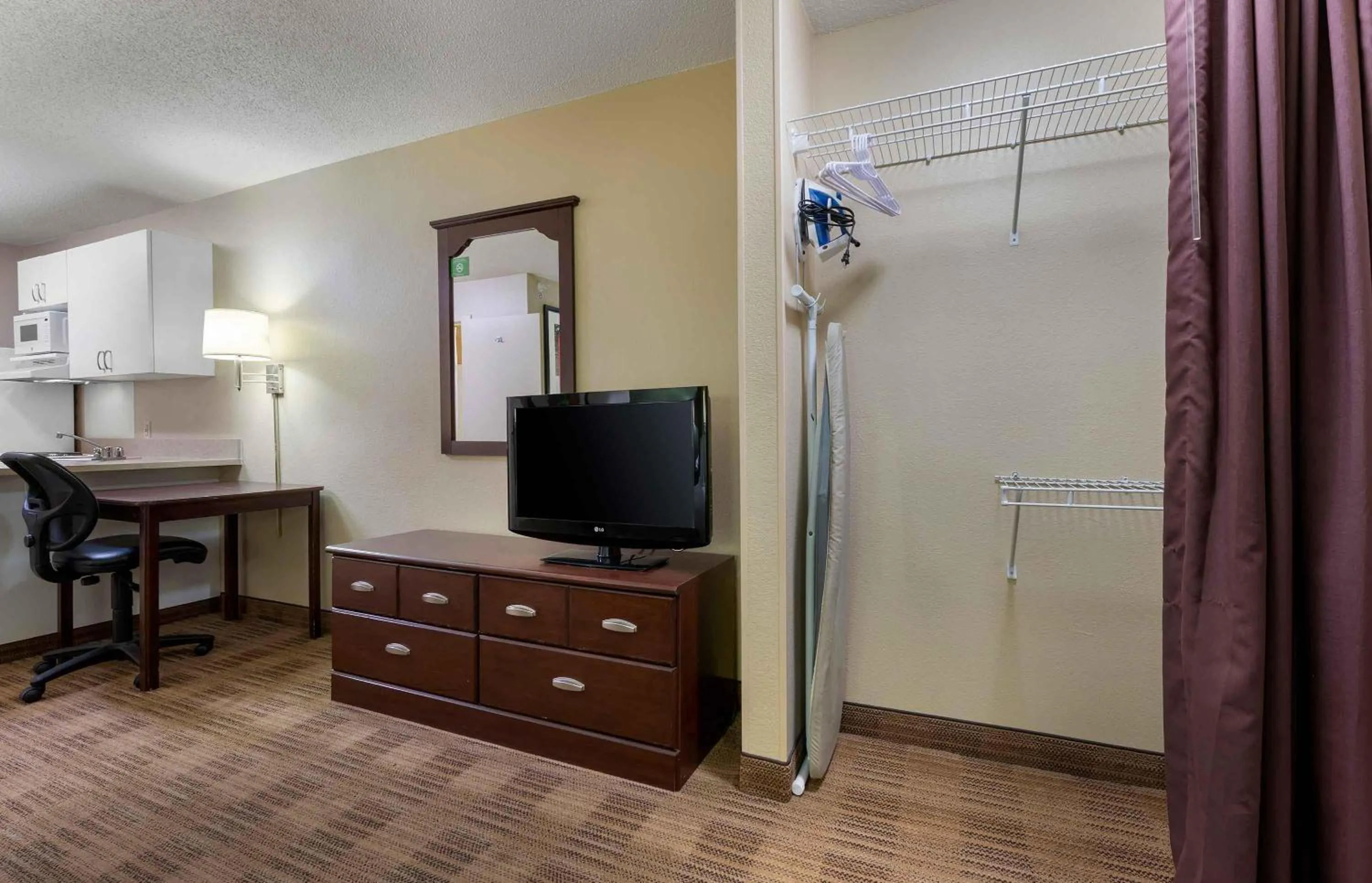 Bedroom in Extended Stay America Suites - Indianapolis - Castleton