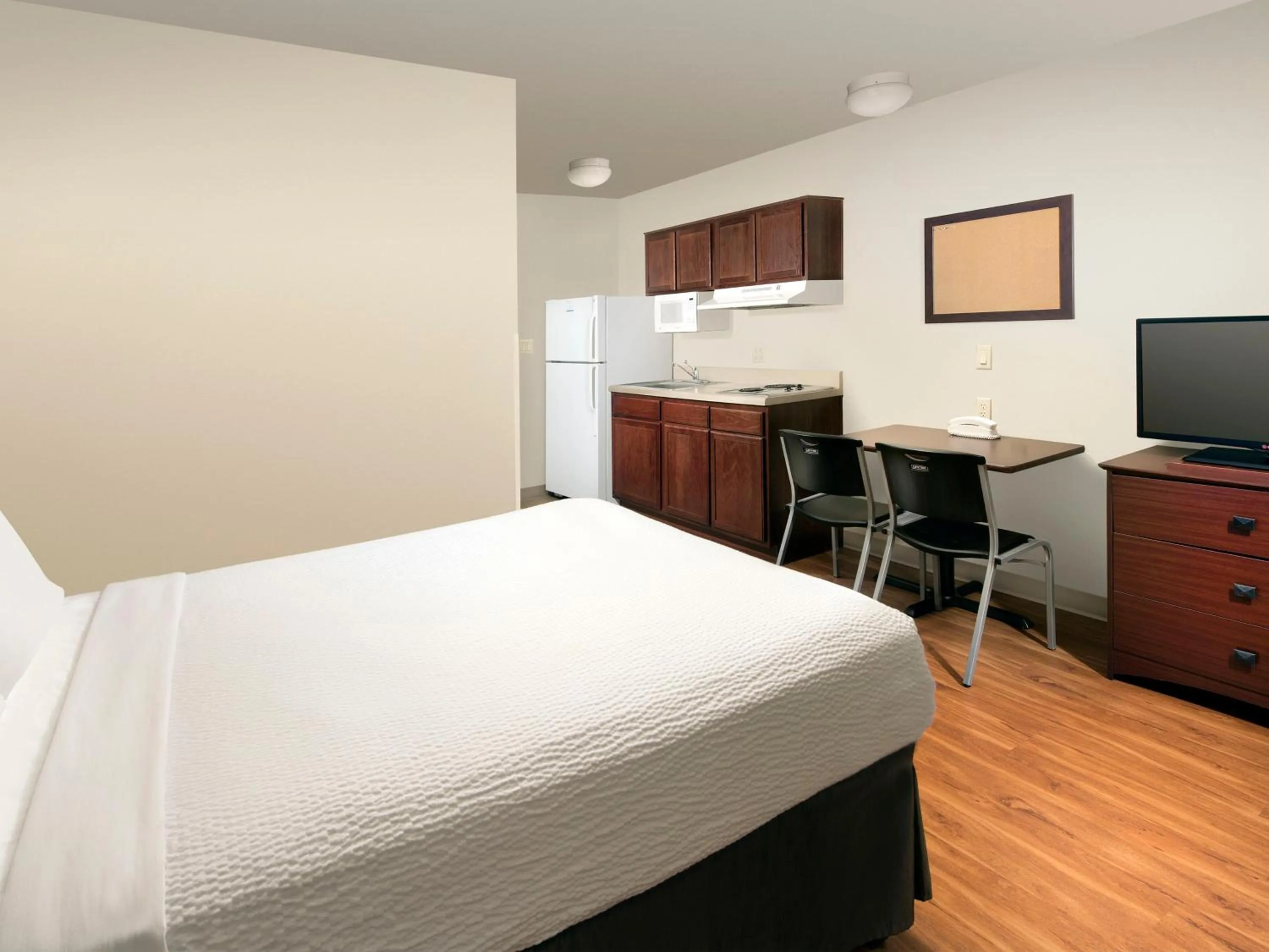 Property building, Bed in WoodSpring Suites Topeka