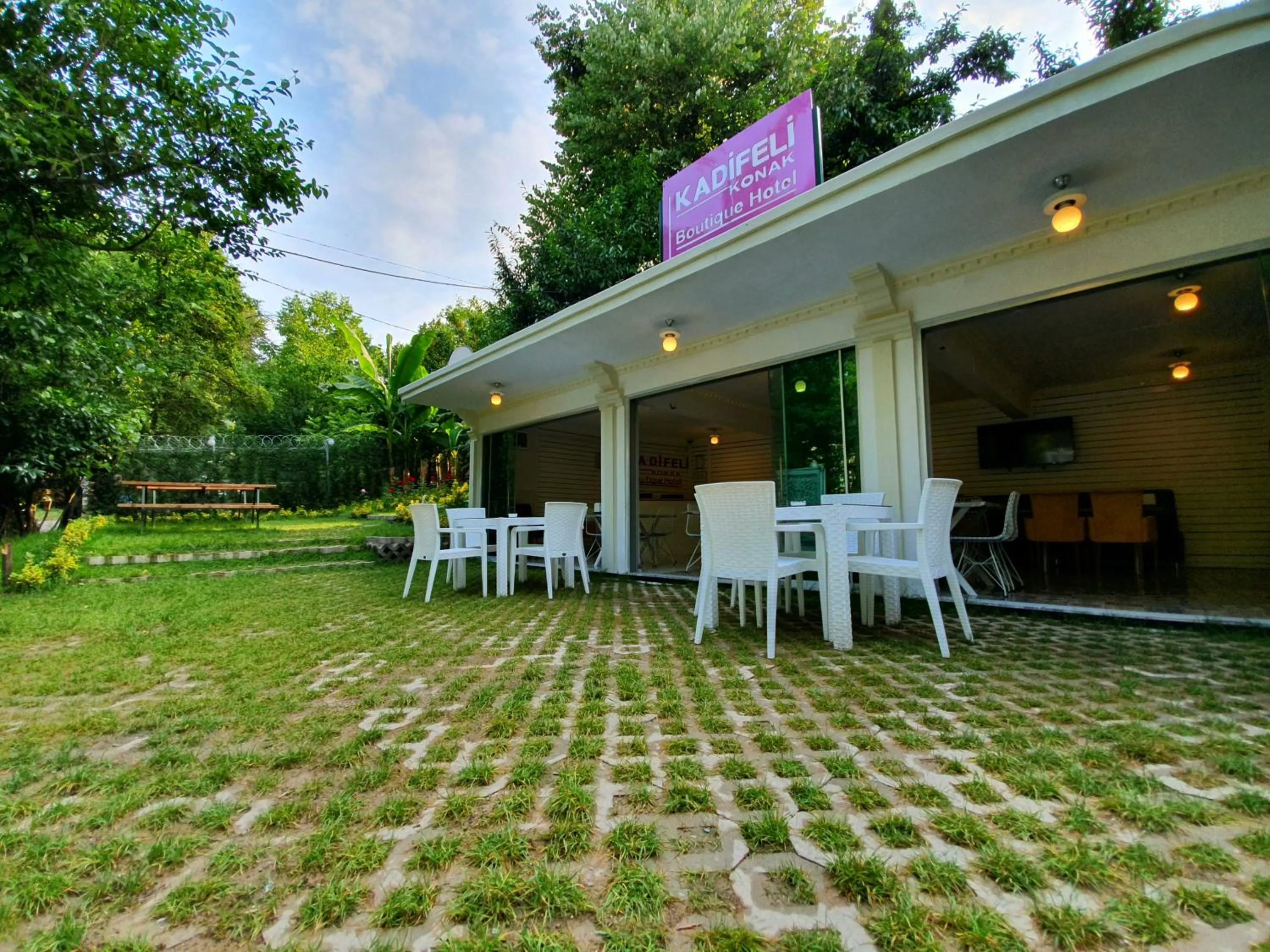 Communal lounge/ TV room in Kadifeli Konak Hotel & Bungalow