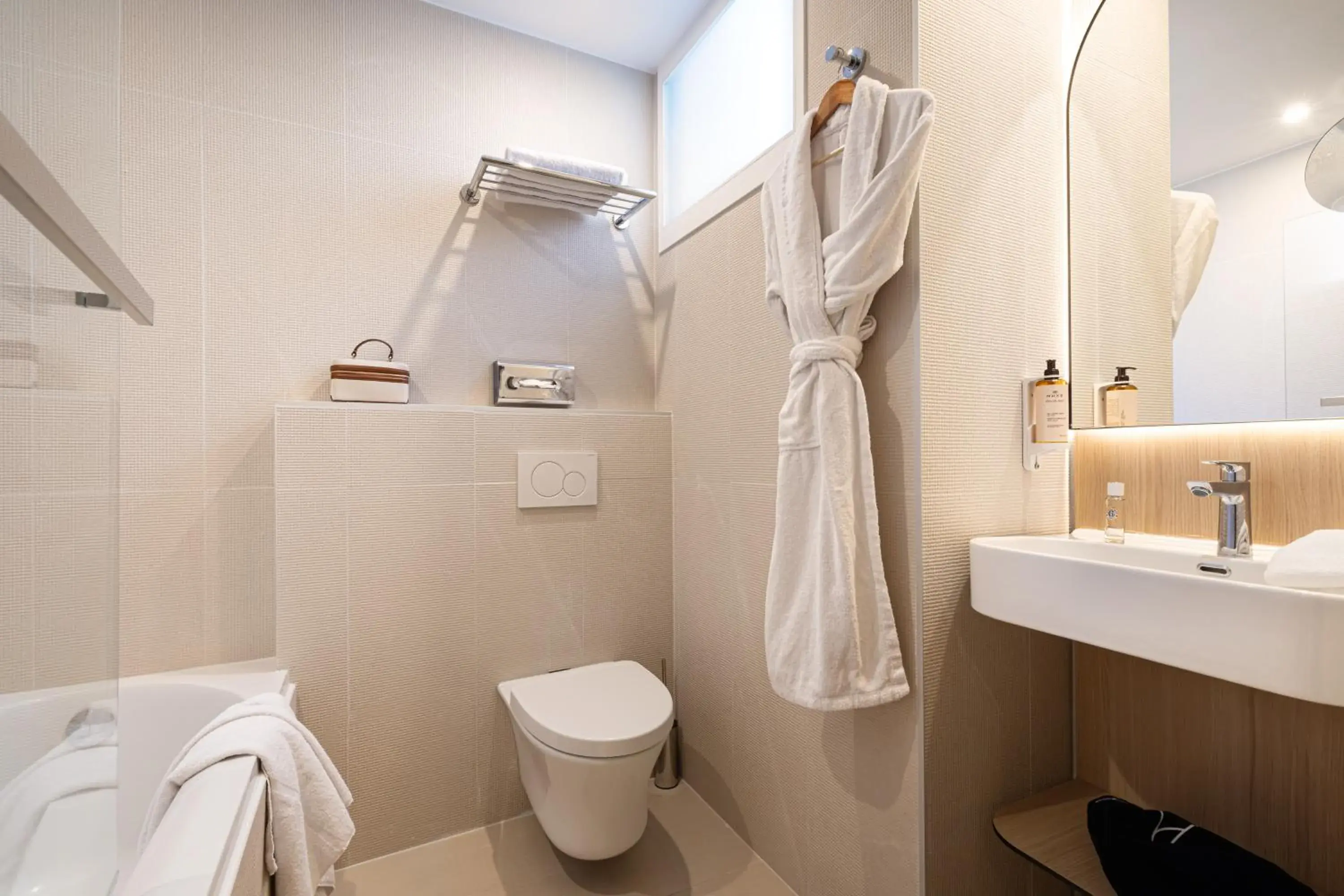 Privilege Double or Twin Room with Garden view and Balcony in Albert 1er Privilege Double or Twin Room with Garden view and Balcony in Albert 1er