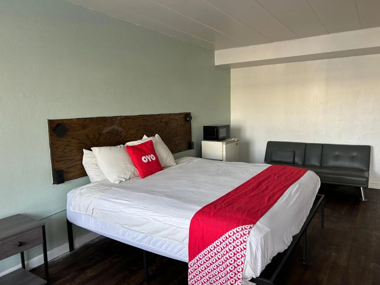 Bedroom, Bed in OYO Hotel Downtown Peoria I-74